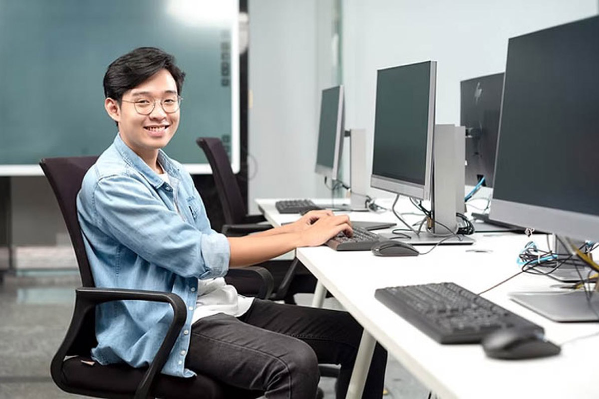 Sinh viên ngồi tại bàn trong phòng máy tính