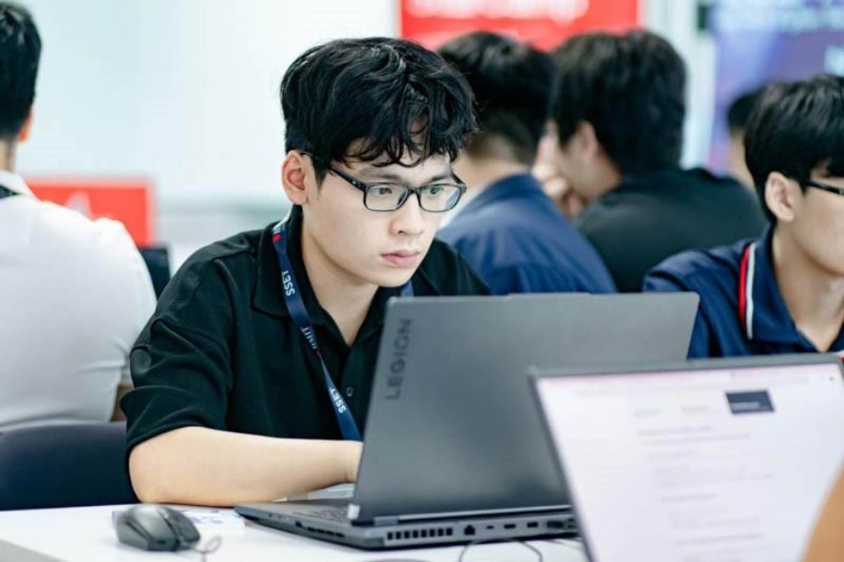 Một nam sinh viên đang tập trung học tập trên máy tính.