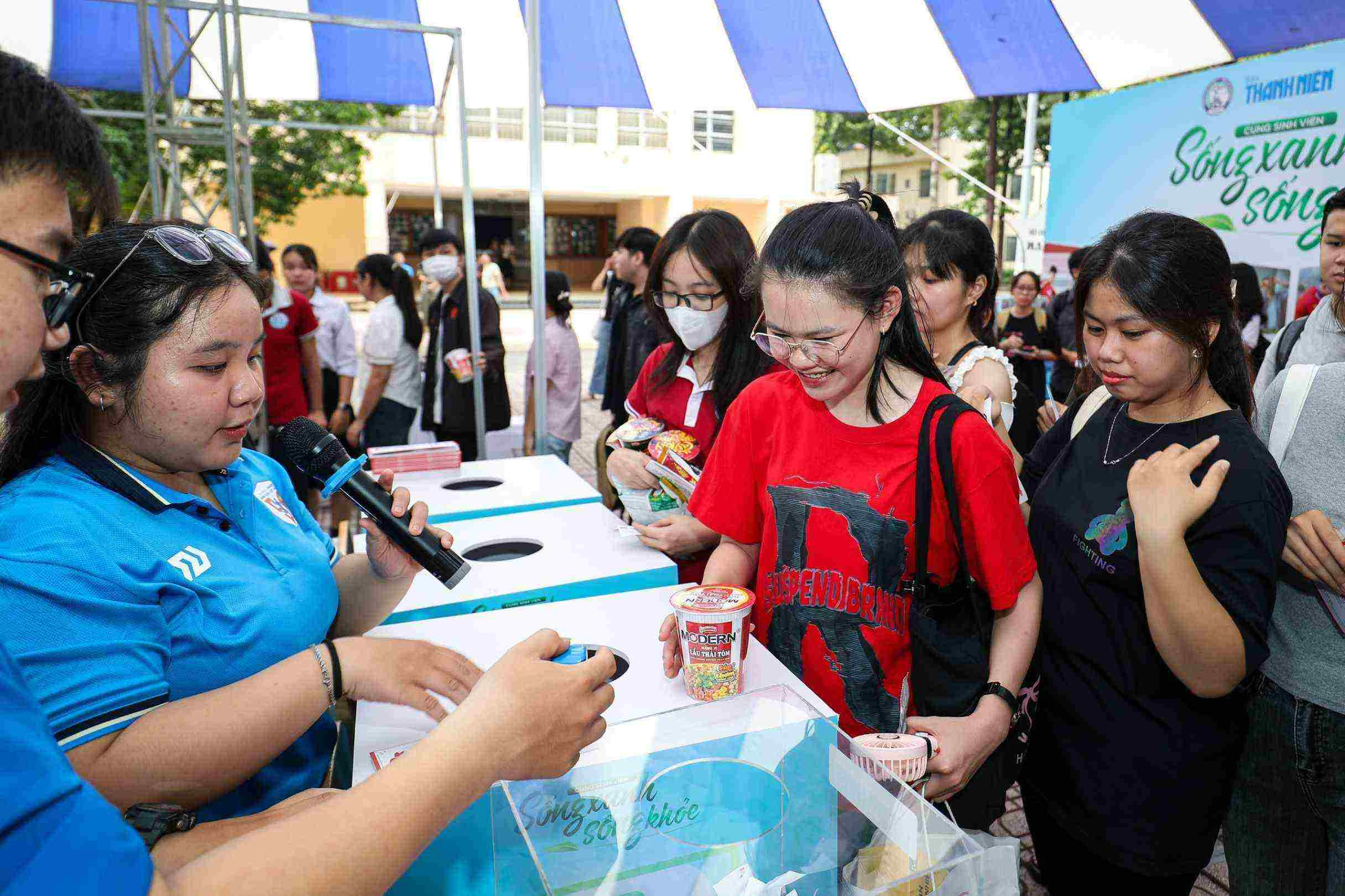 Acecook Vietnam accompanies students in living green, living healthy.