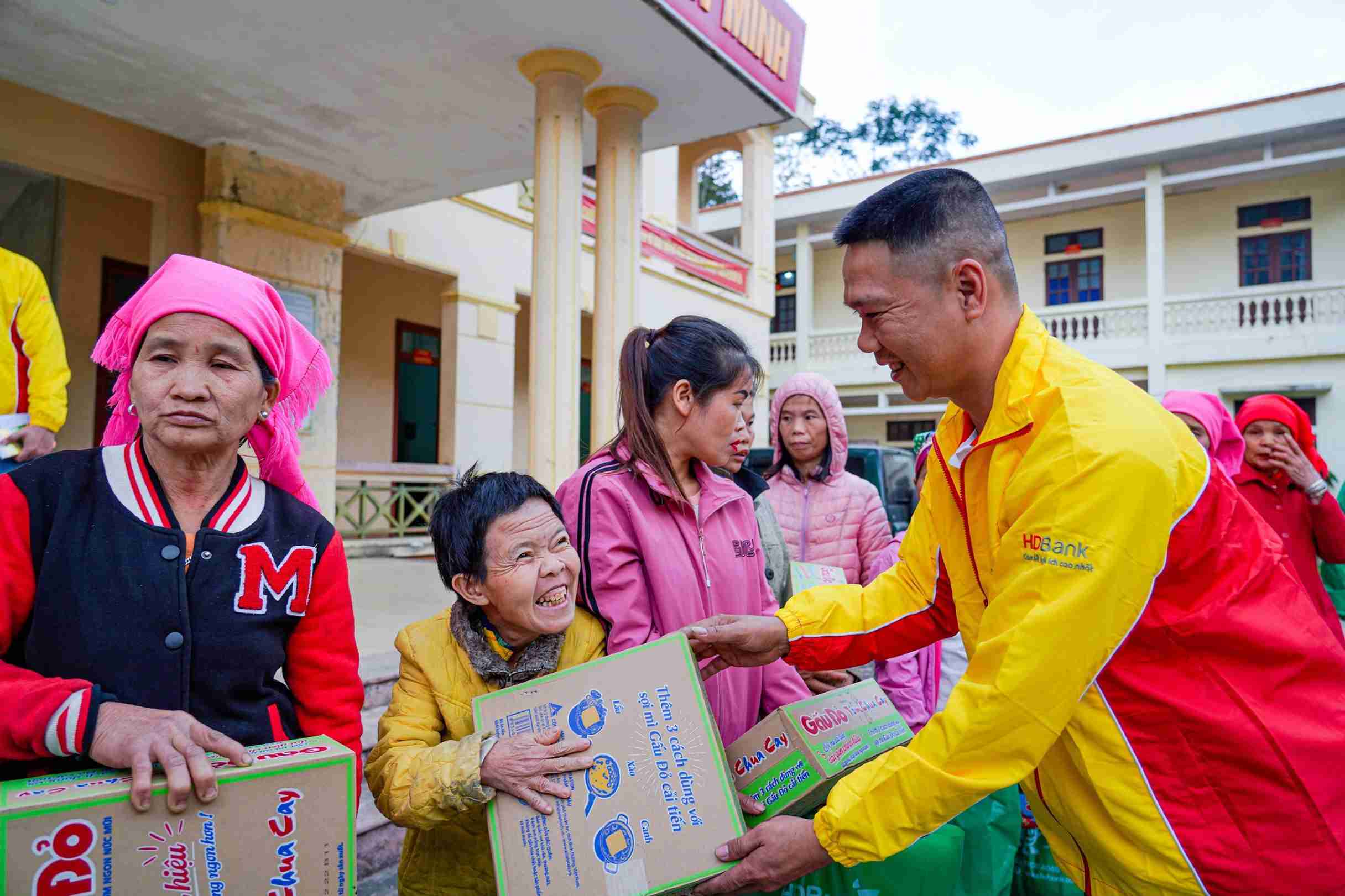 HDBank social security aid distribution