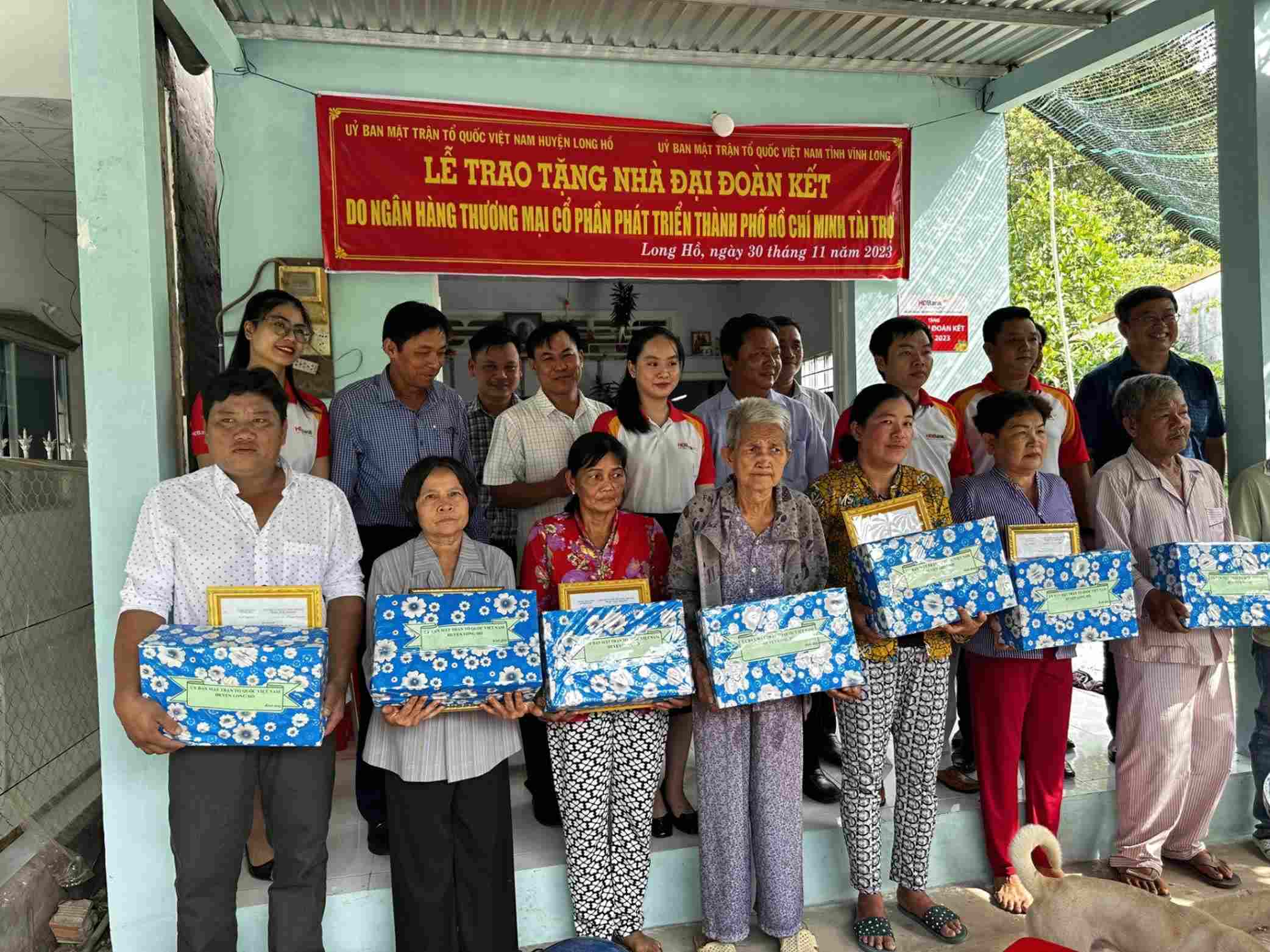 HDBank community gift-giving ceremony