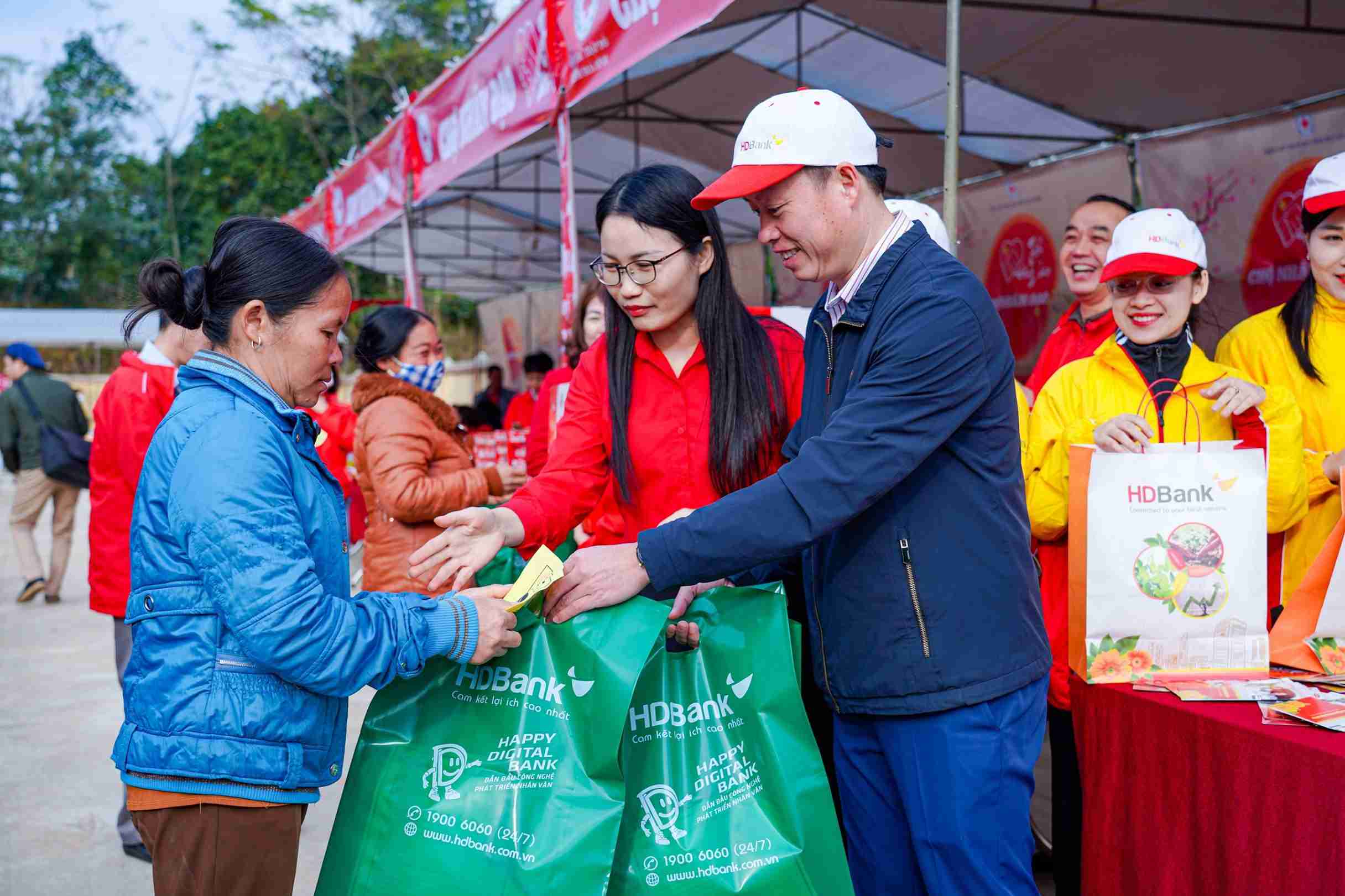 HDBank staff distributing gifts at community event
