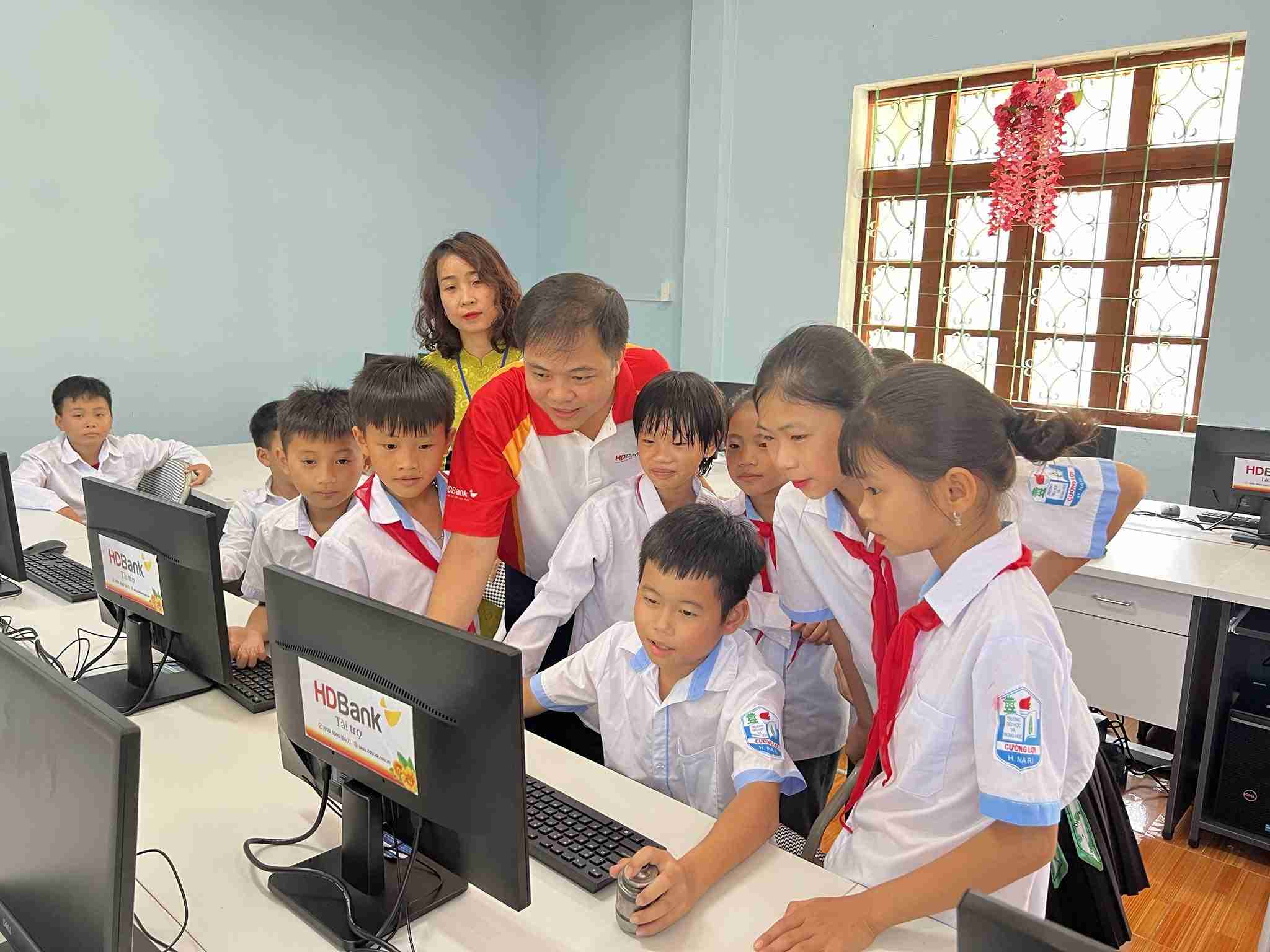 Students are using computers sponsored by HDBank.
