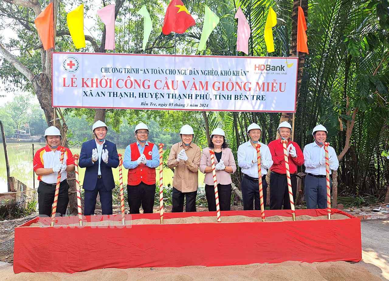 Bridge groundbreaking ceremony with HDBank