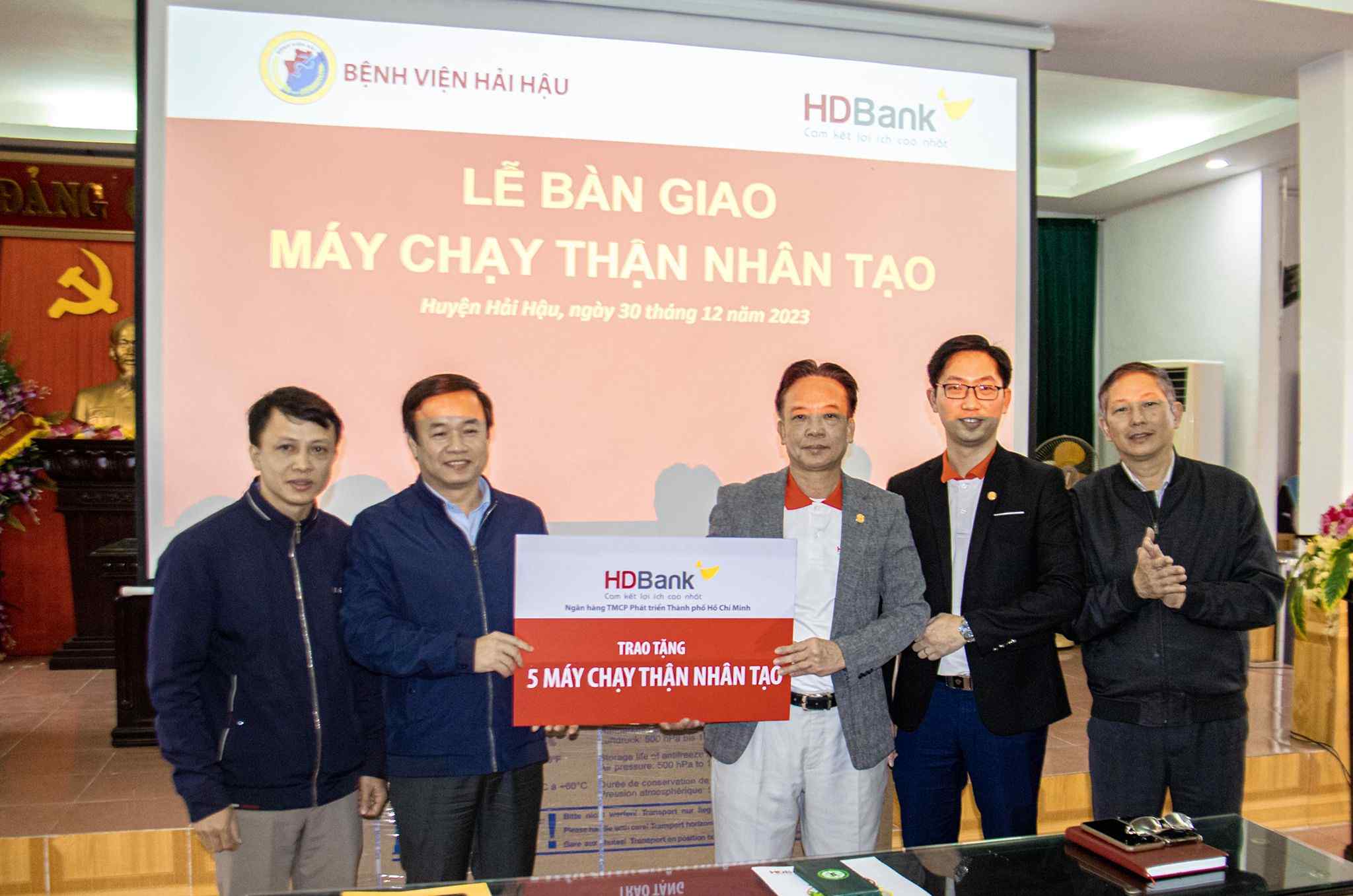 HDBank gifted 5 dialysis machines to Hai Hau Hospital