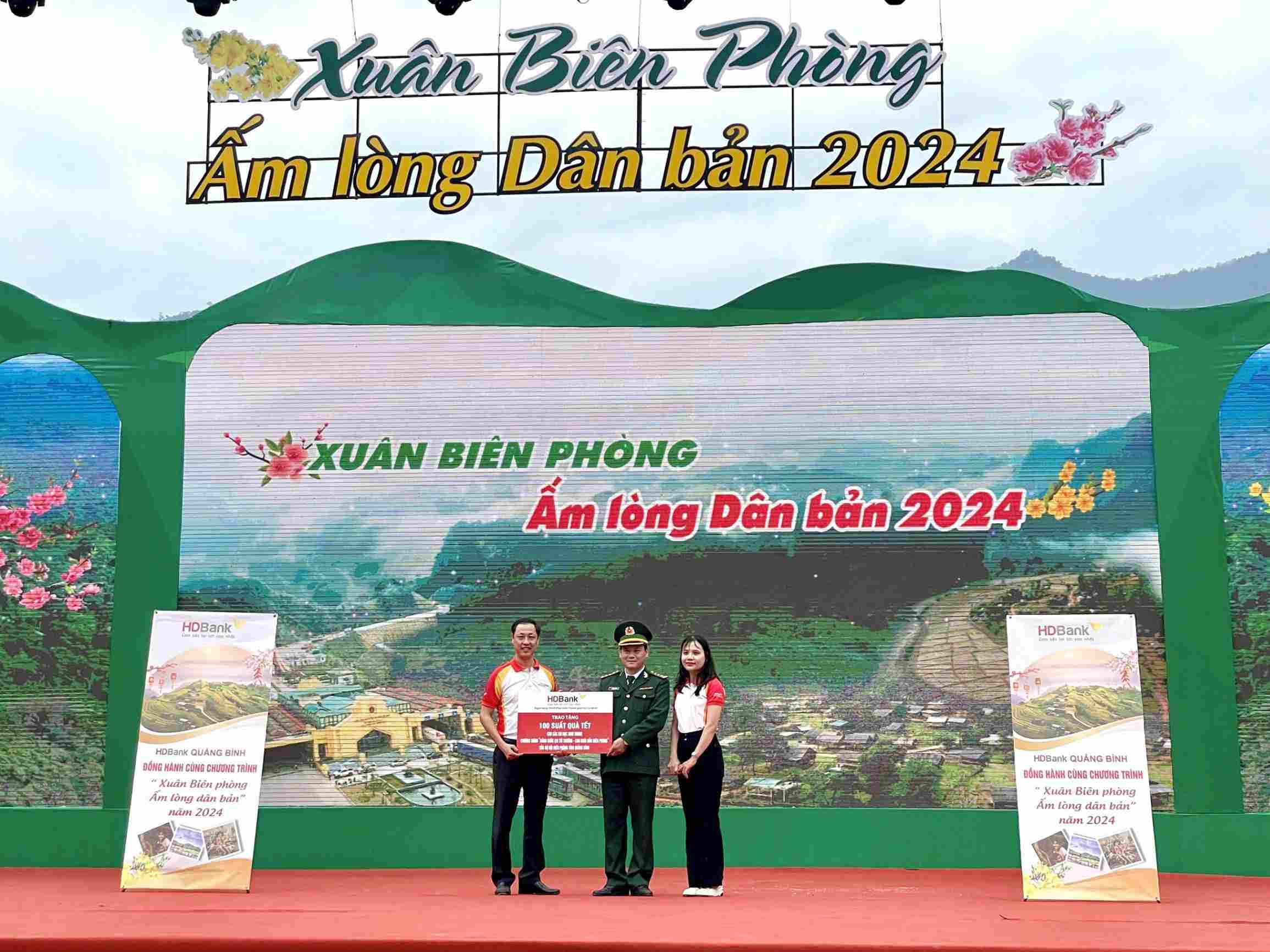 HDBank donation at Xuân Biên Phòng 2024 event