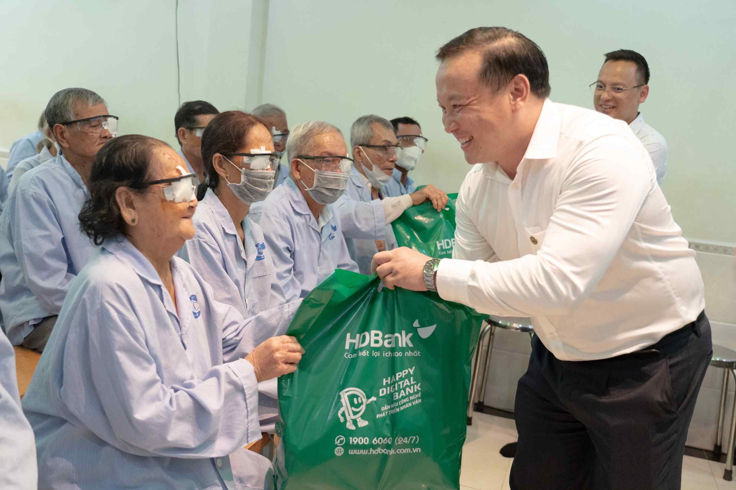 HDBank gives gifts to hospital patients