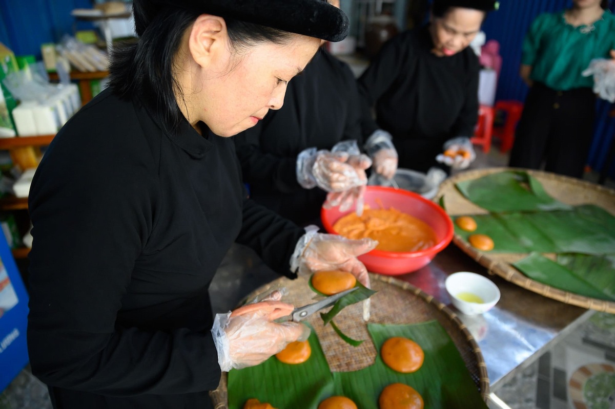 Women's making handmade cake