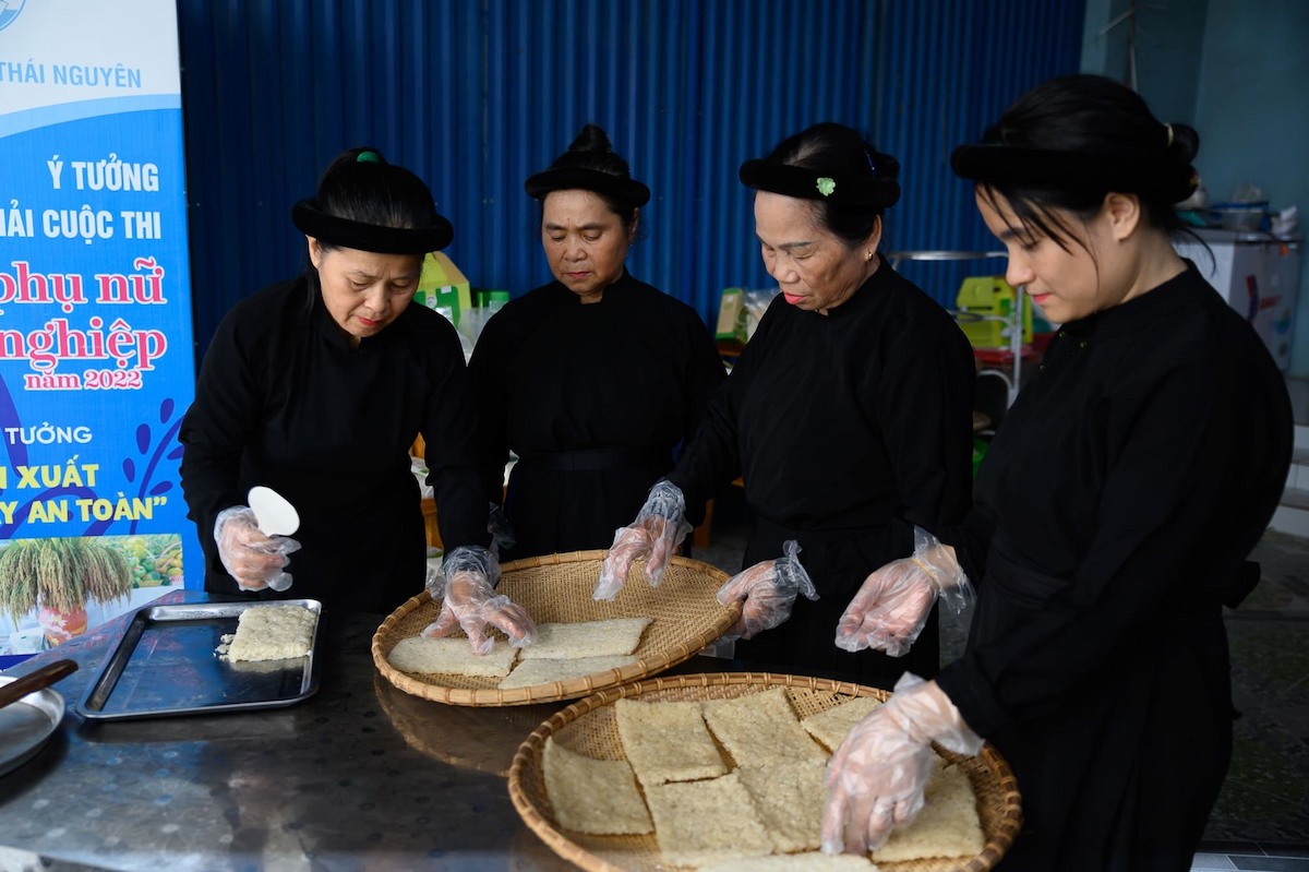 Women's making handmade product