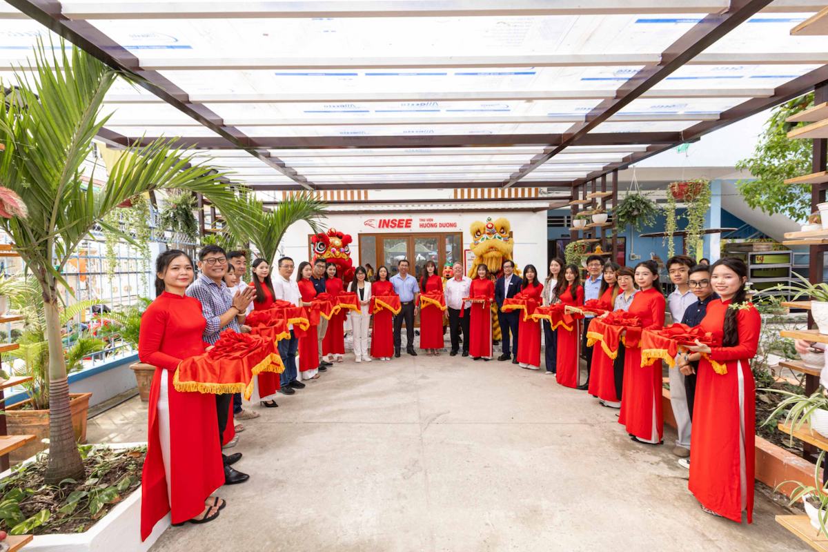 handover ceremony Huong Dong library