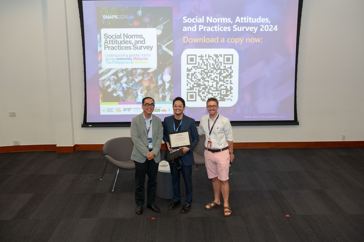 From left to right: Associate Professor Long Nguyen, Mr Kim, and Associate Professor Justin Battin during a moment of appreciation for Mr Kim’s participation