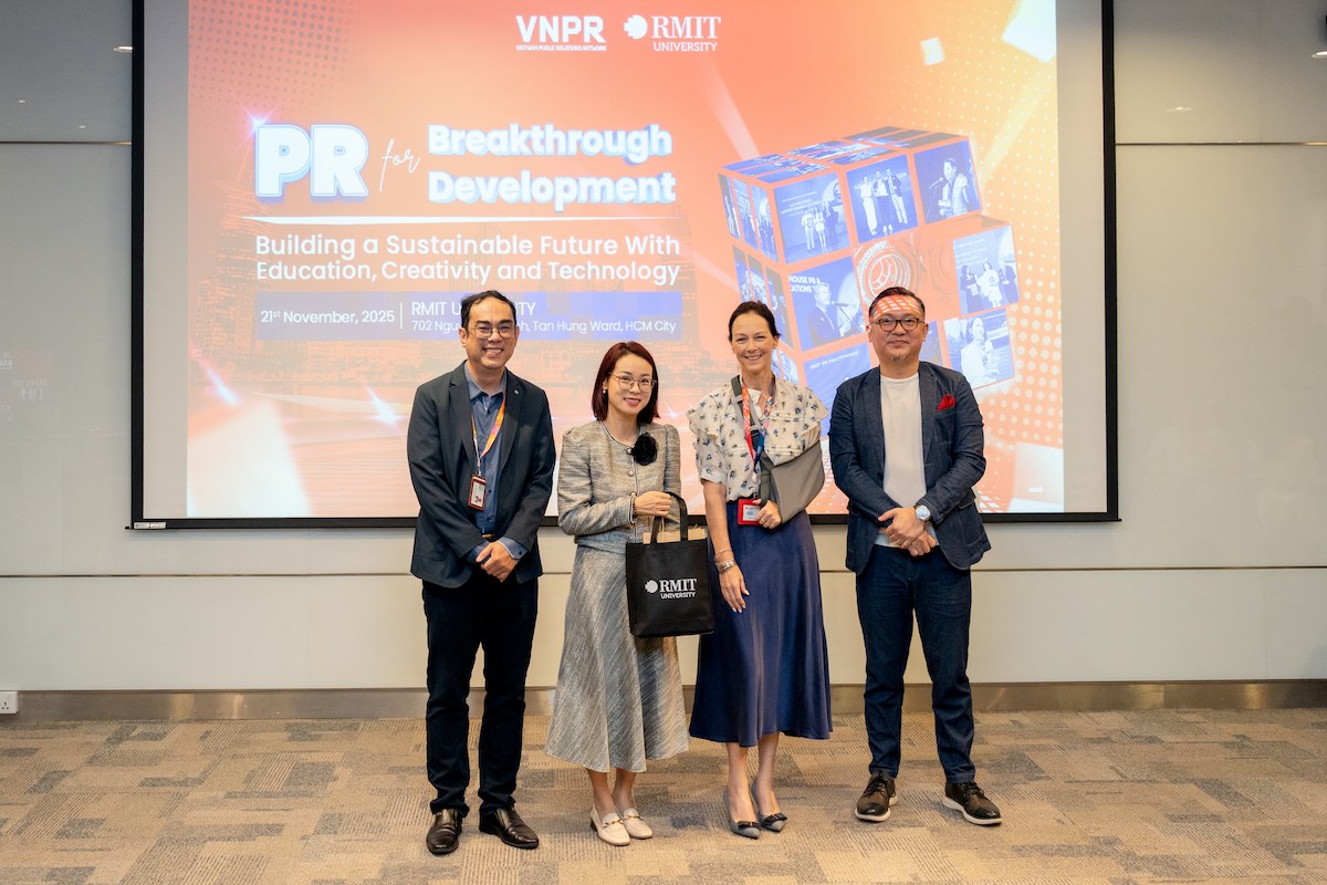 Representatives from RMIT Vietnam and the Vietnam Public Relations Network (VNPR) pose for a commemorative photo at the event