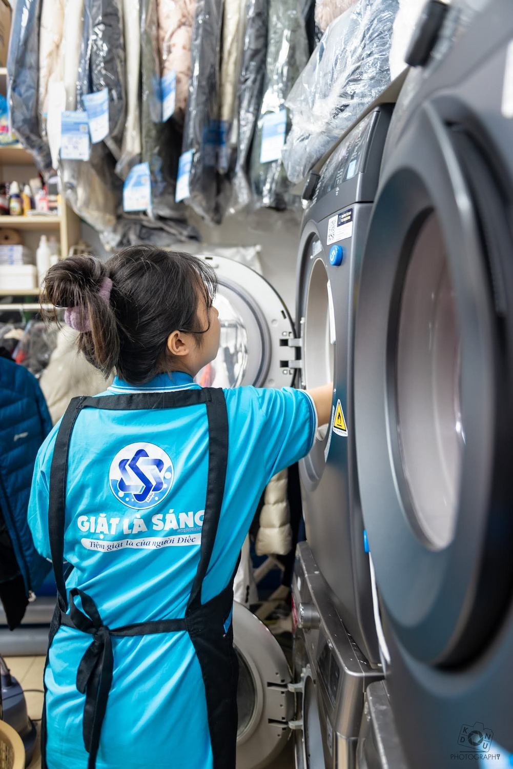 Sang' staff in the shop