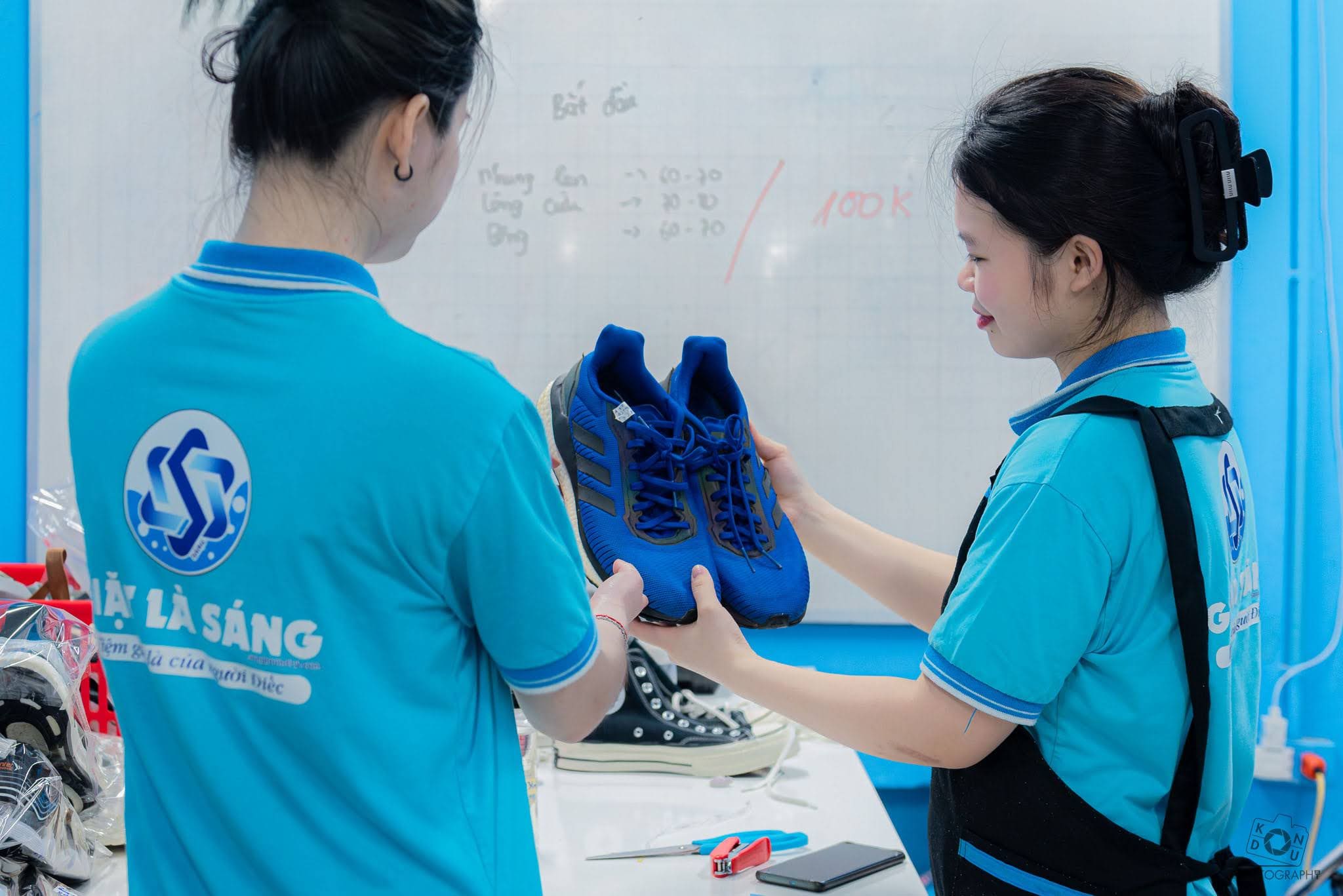 Sang staff checking products