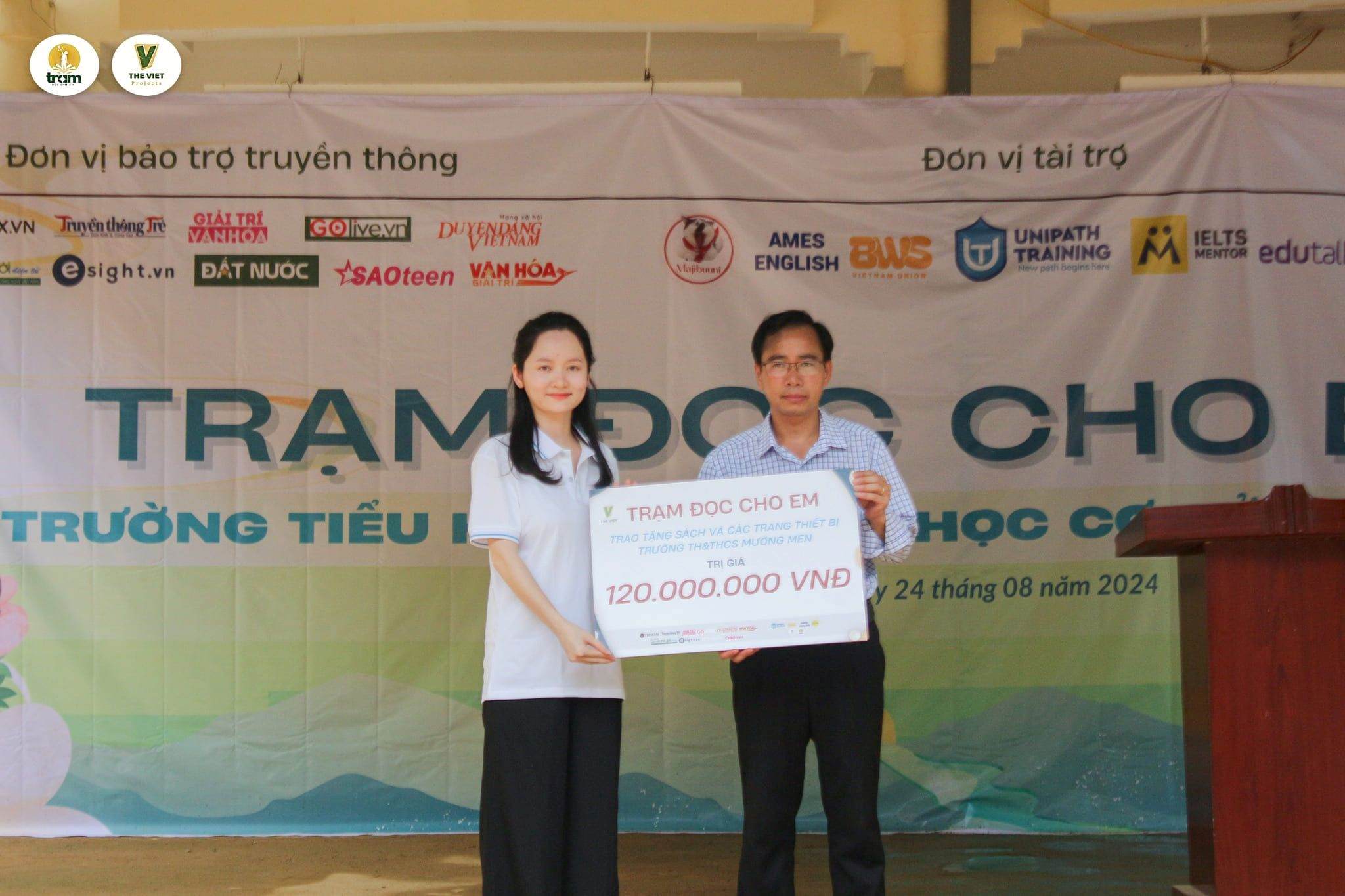 Cheque presentation at Muong Men Primary and Secondary School.