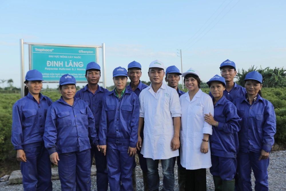 Medicinal plant farmers and researchers at the medicinal plant field