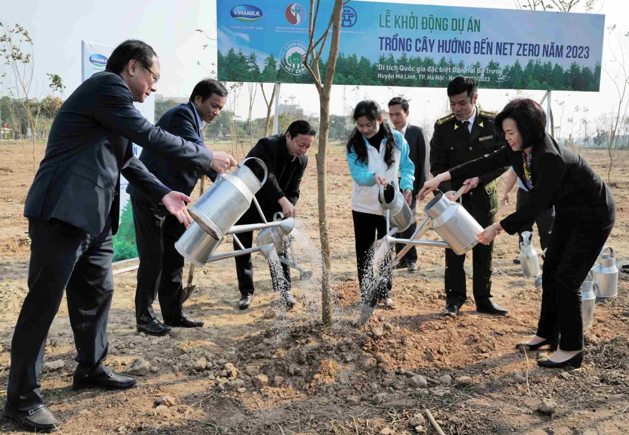 Vinamilk leaders and volunteers plant trees toward Vinamilk’s Net Zero goal