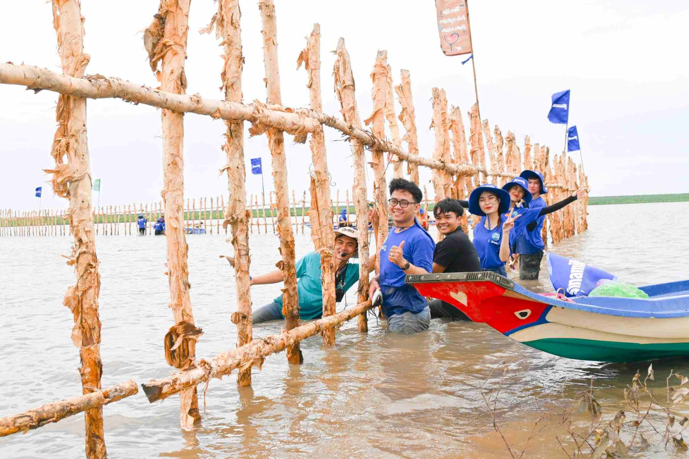 Volunteers build coastal barriers