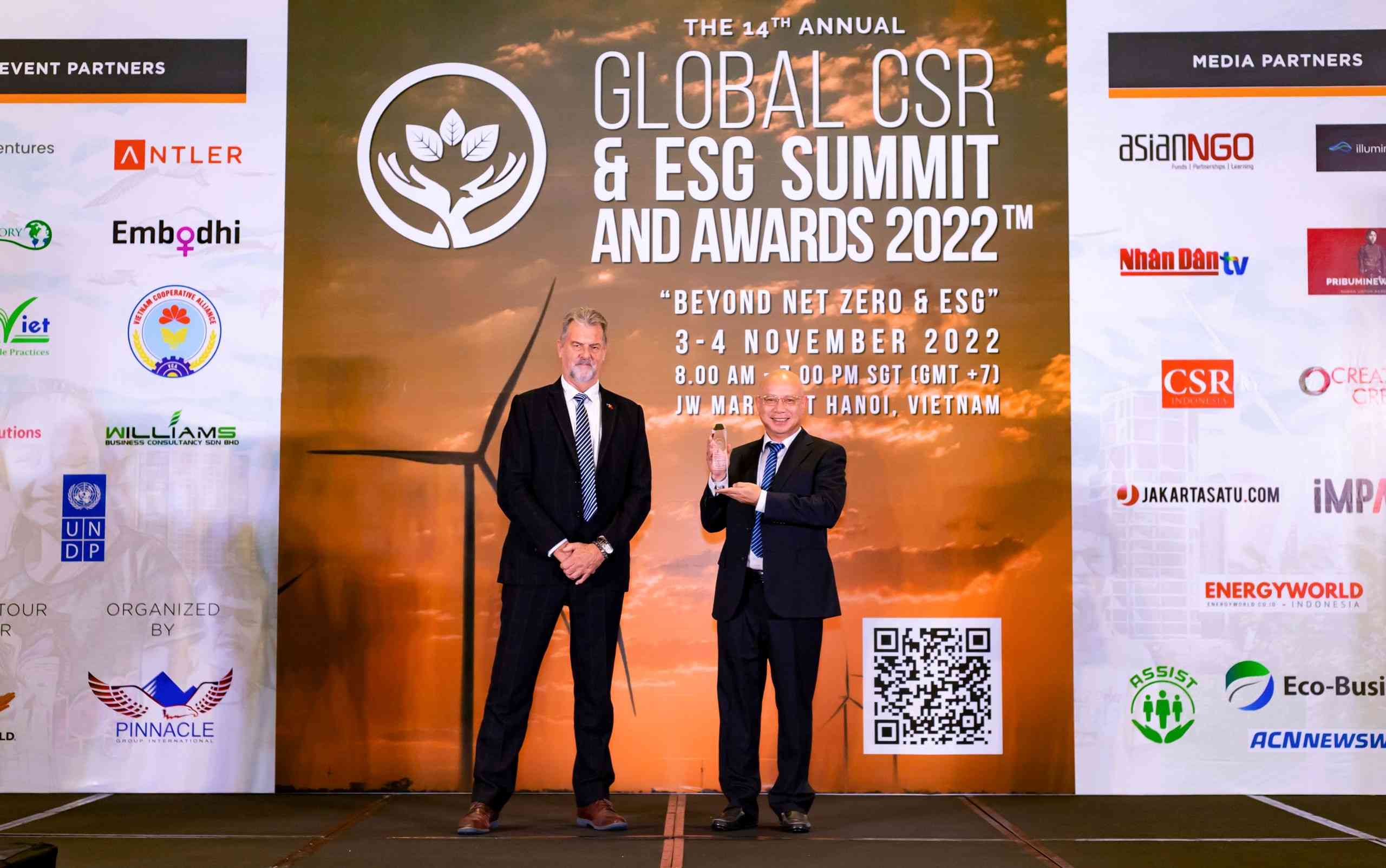 Vinamilk representative receives award at the Global CSR & ESG Summit and Awards 2022