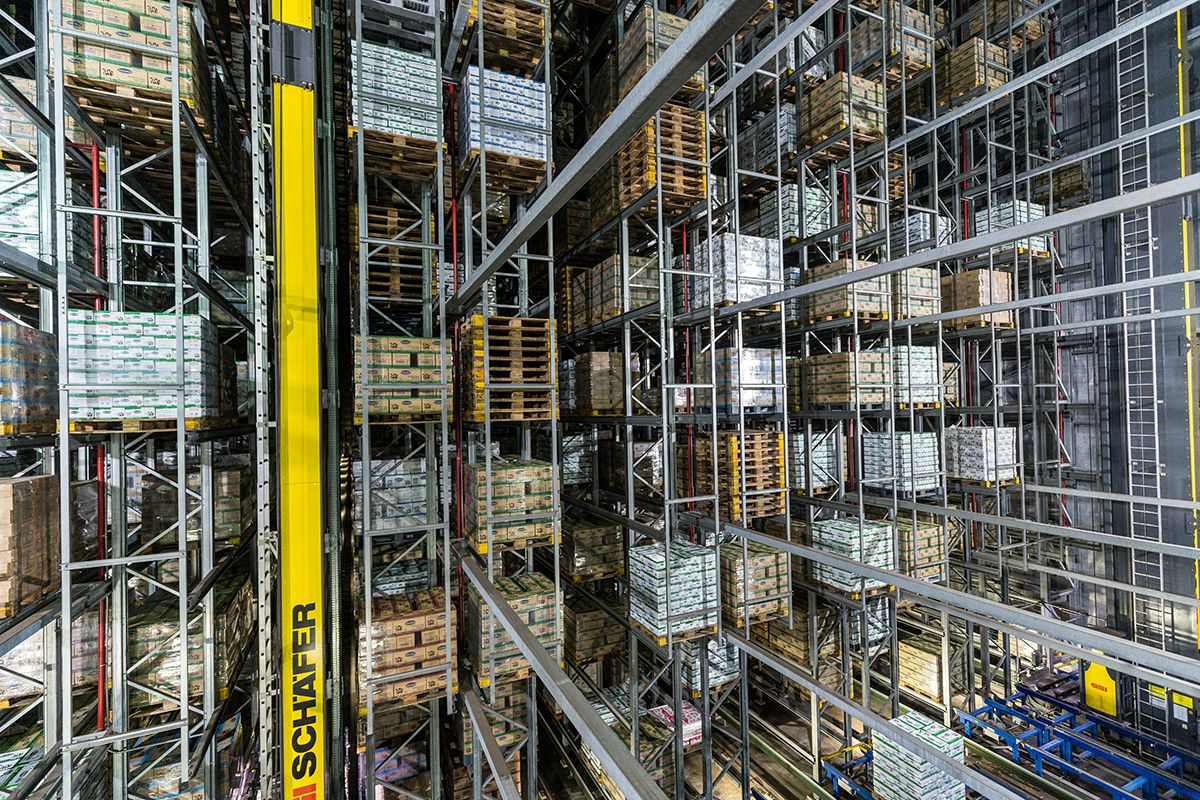 Automated high-bay warehouse storing stacked pallets