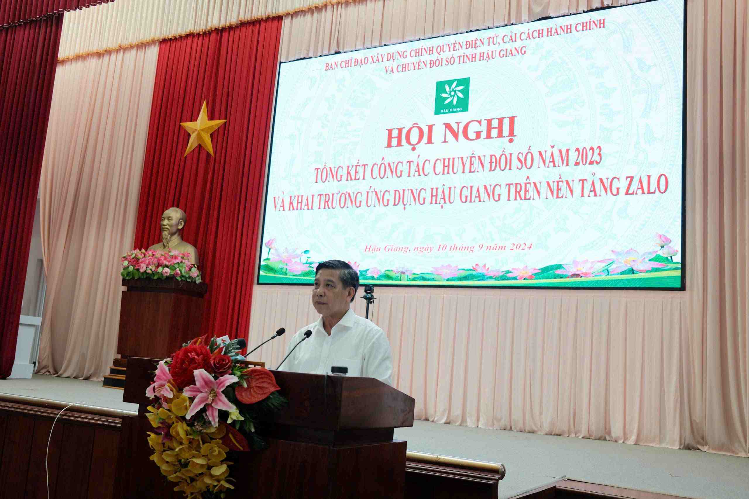 A conference regarding digital transformation efforts and the launch of Hau Giang Zalo Mini App