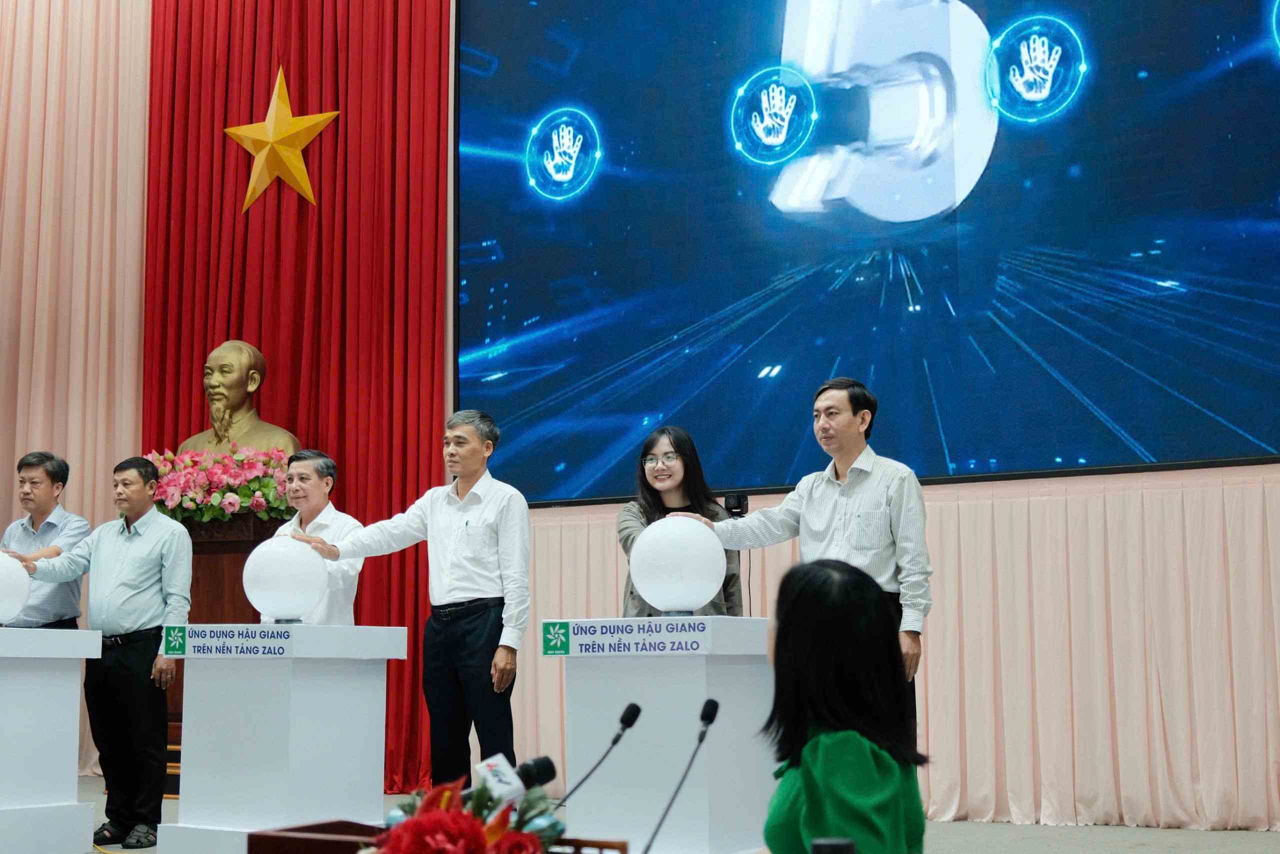 The launch ceremony of the Hau Giang Zalo Mini App, witnessed by representatives from provincial departments and agencies of Hau Giang