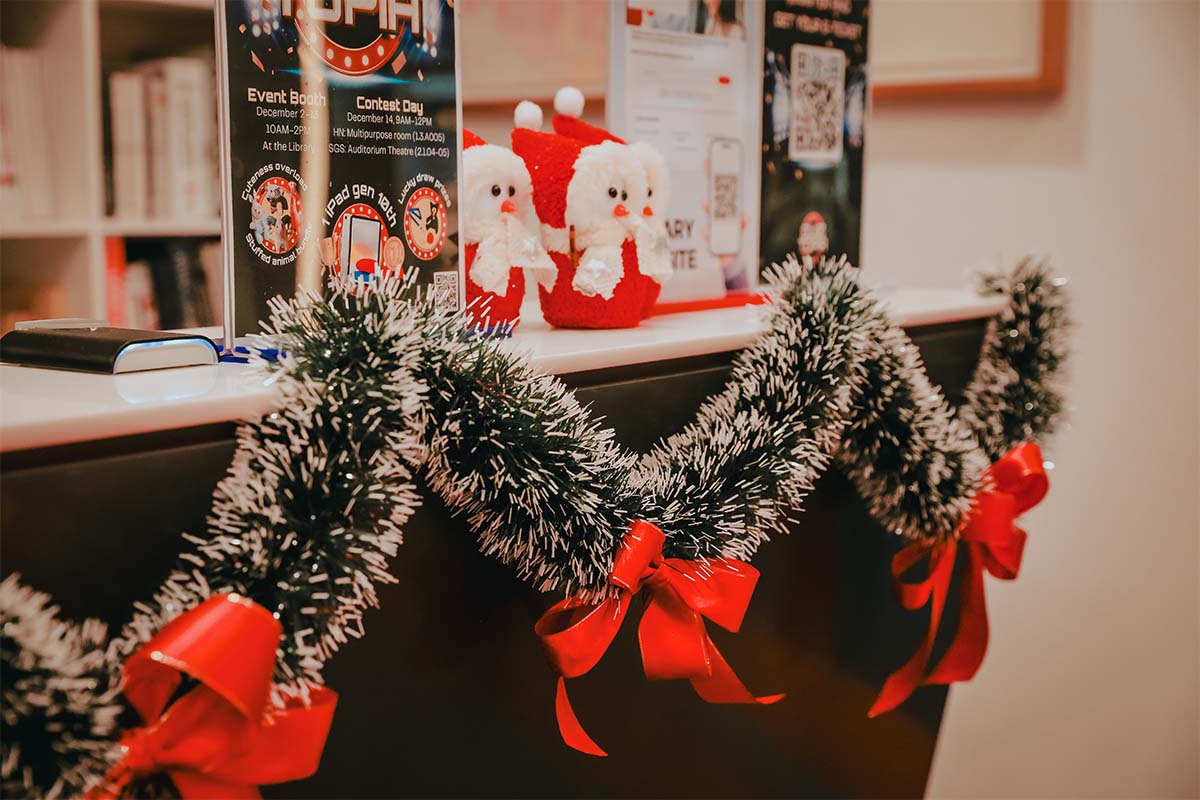 christmas-decor-in-hanoi-campus.jpg