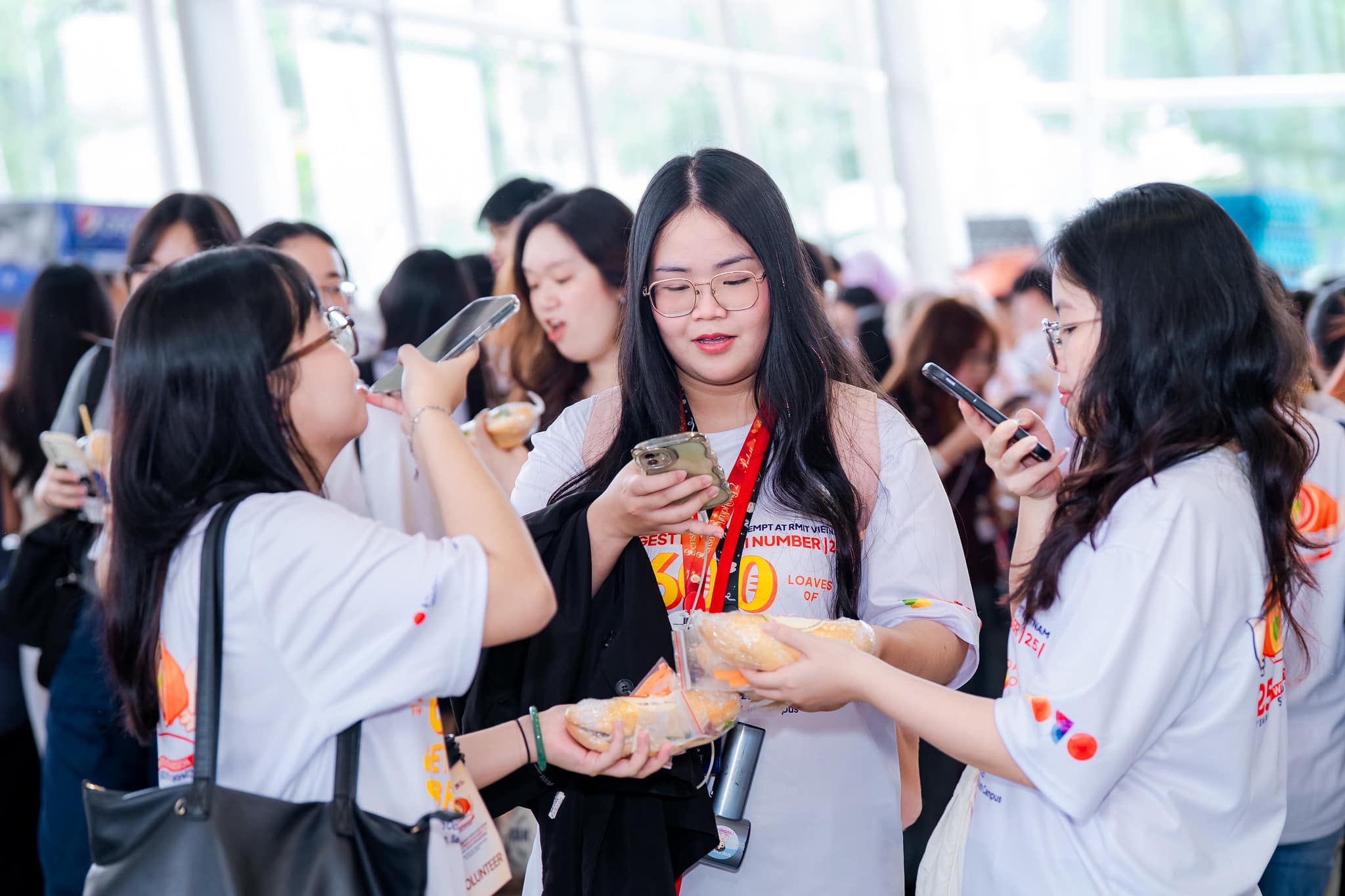 students-sharing-banh-mi-at-event.jpg