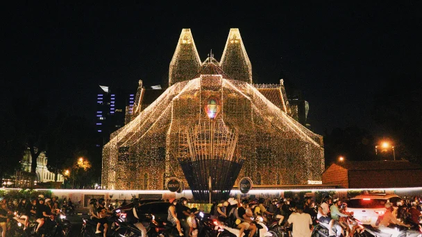 Many compare the magical glow-up to a mini version of Shanghai’s iconic Bund (Photo by Le 2024).