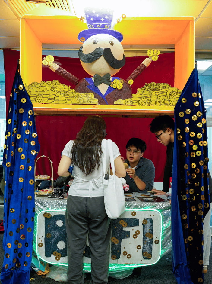 10-club-day-s3-25-students-visiting-booth