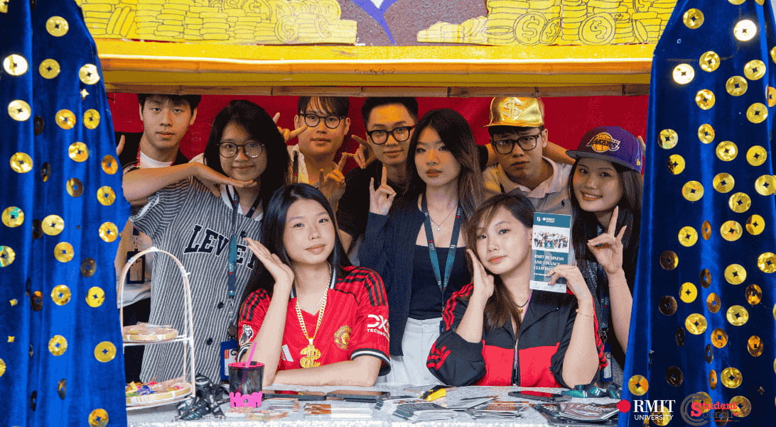 11-club-day-s3-25-students-visiting-booth