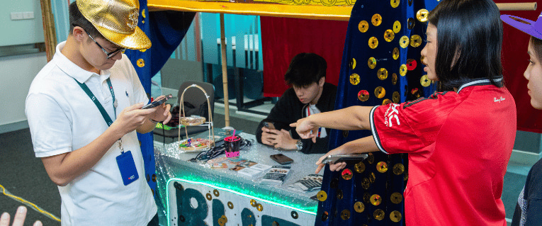 12-club-day-s3-25-students-visiting-booth