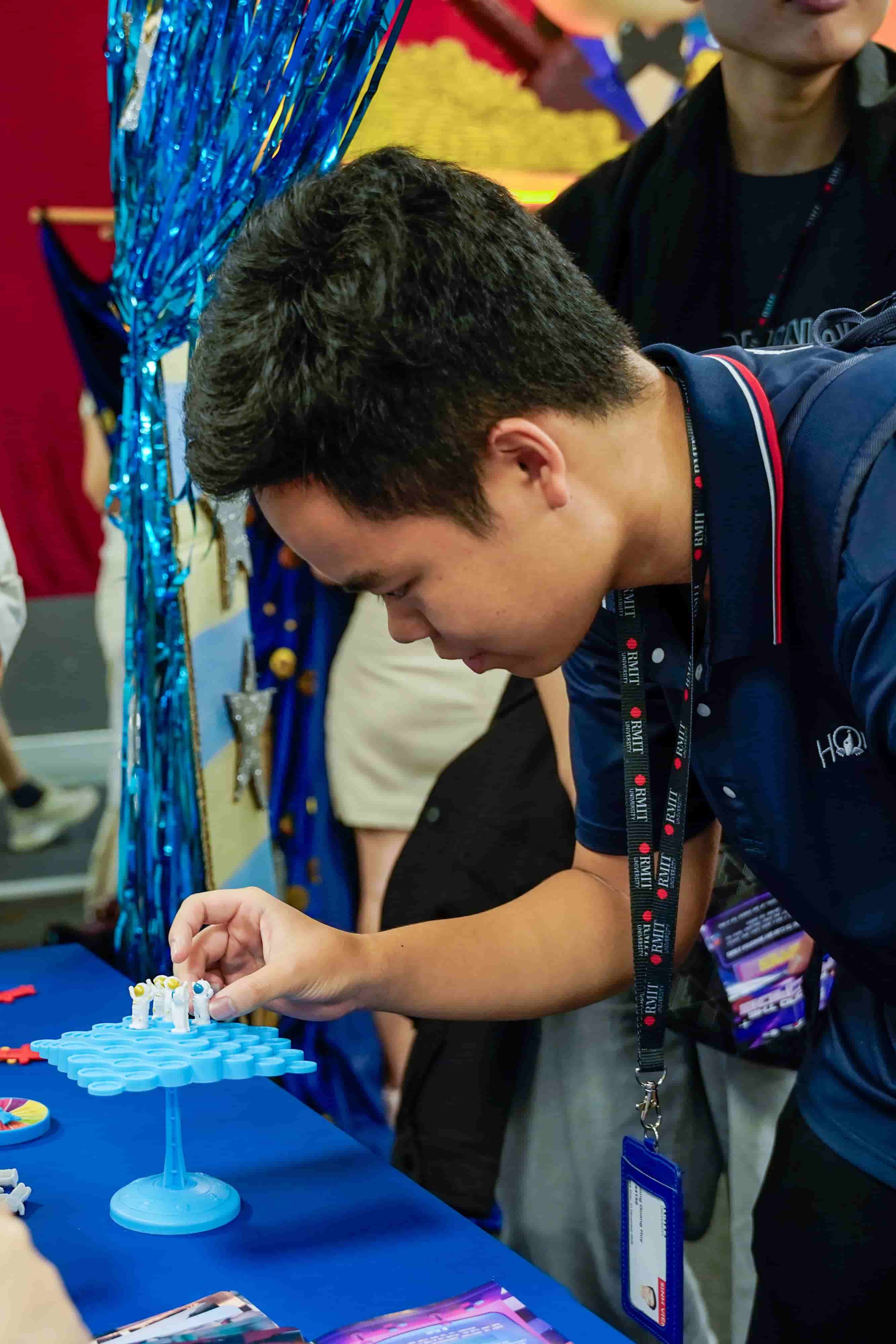 6-club-day-s3-25-students-visiting-booth