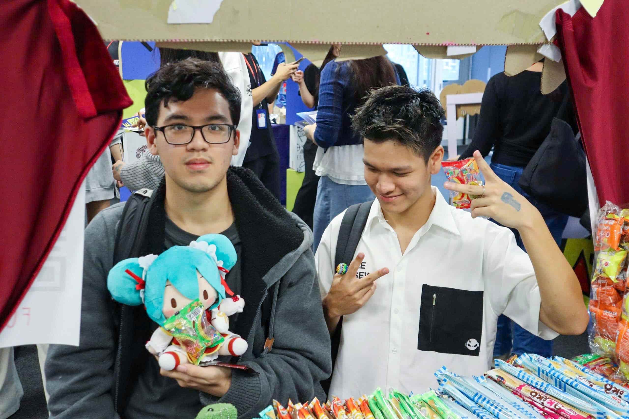 7-club-day-s3-25-students-visiting-booth