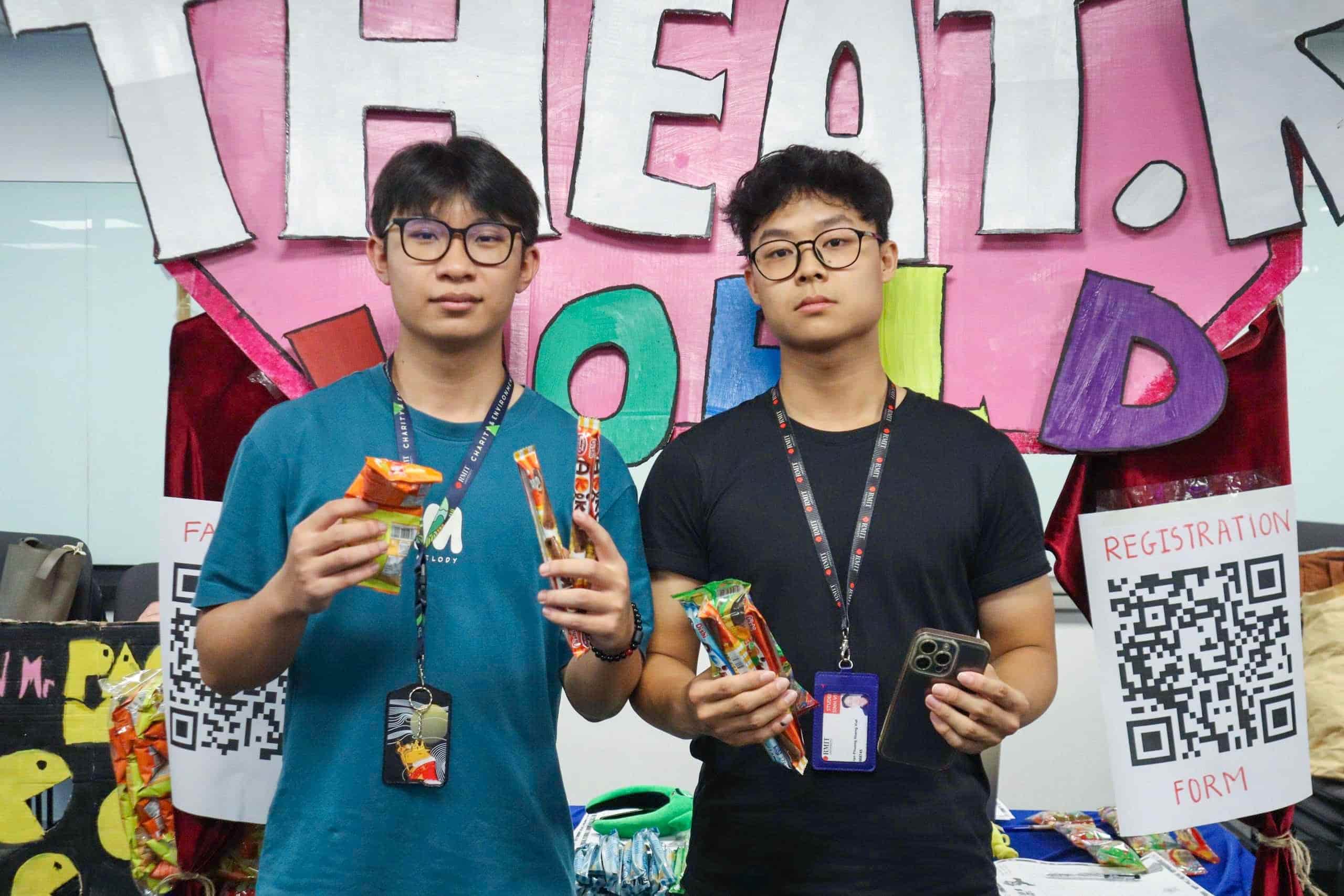 8-club-day-s3-25-students-visiting-booth.