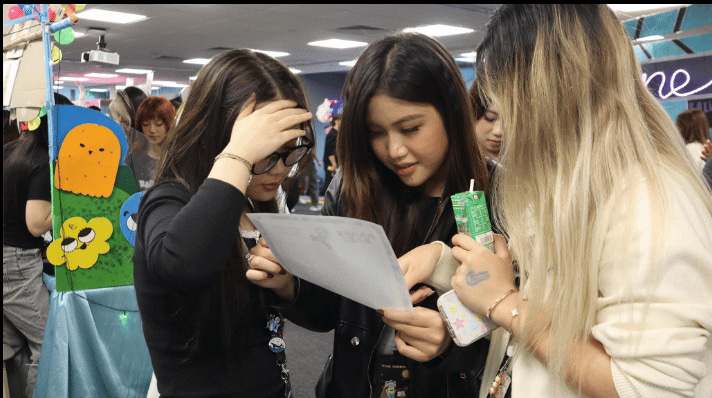 9-club-day-s3-25-students-visiting-booth