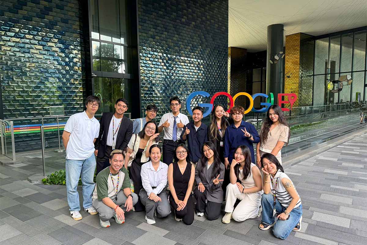student-group-google-iil-tour-2025.jpg