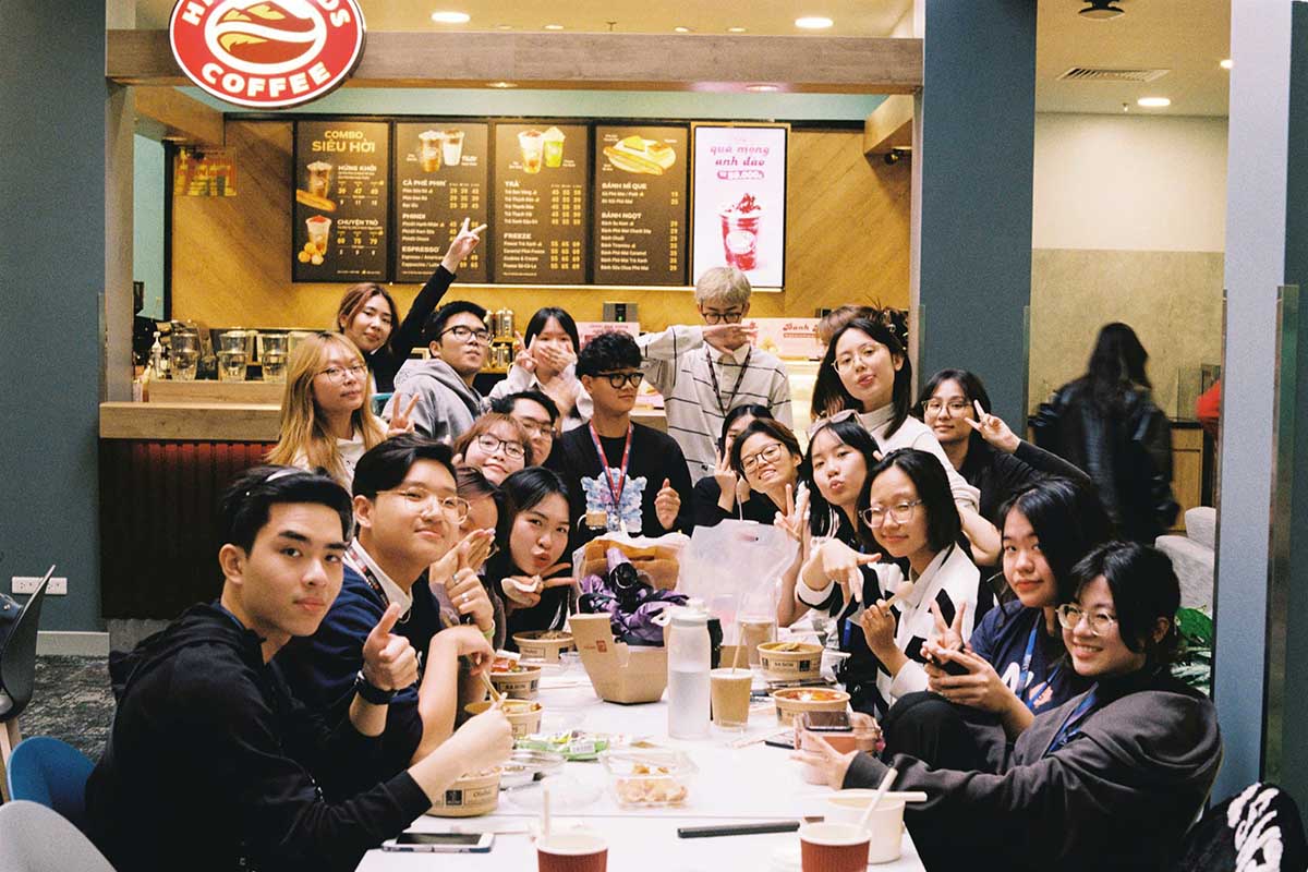 student-gathering-meal-1.jpg