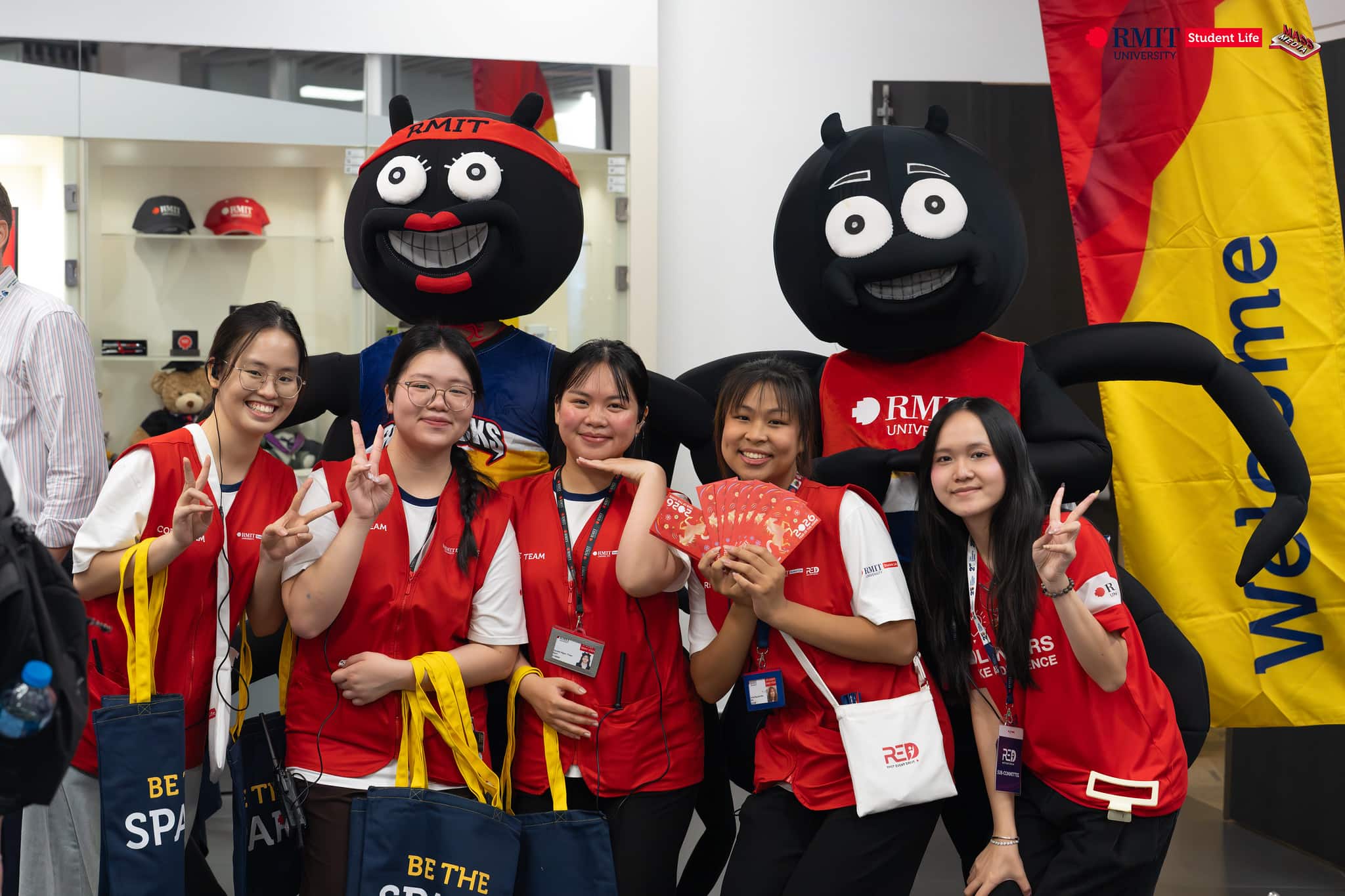 3-red-volunteers-at-welcome-day