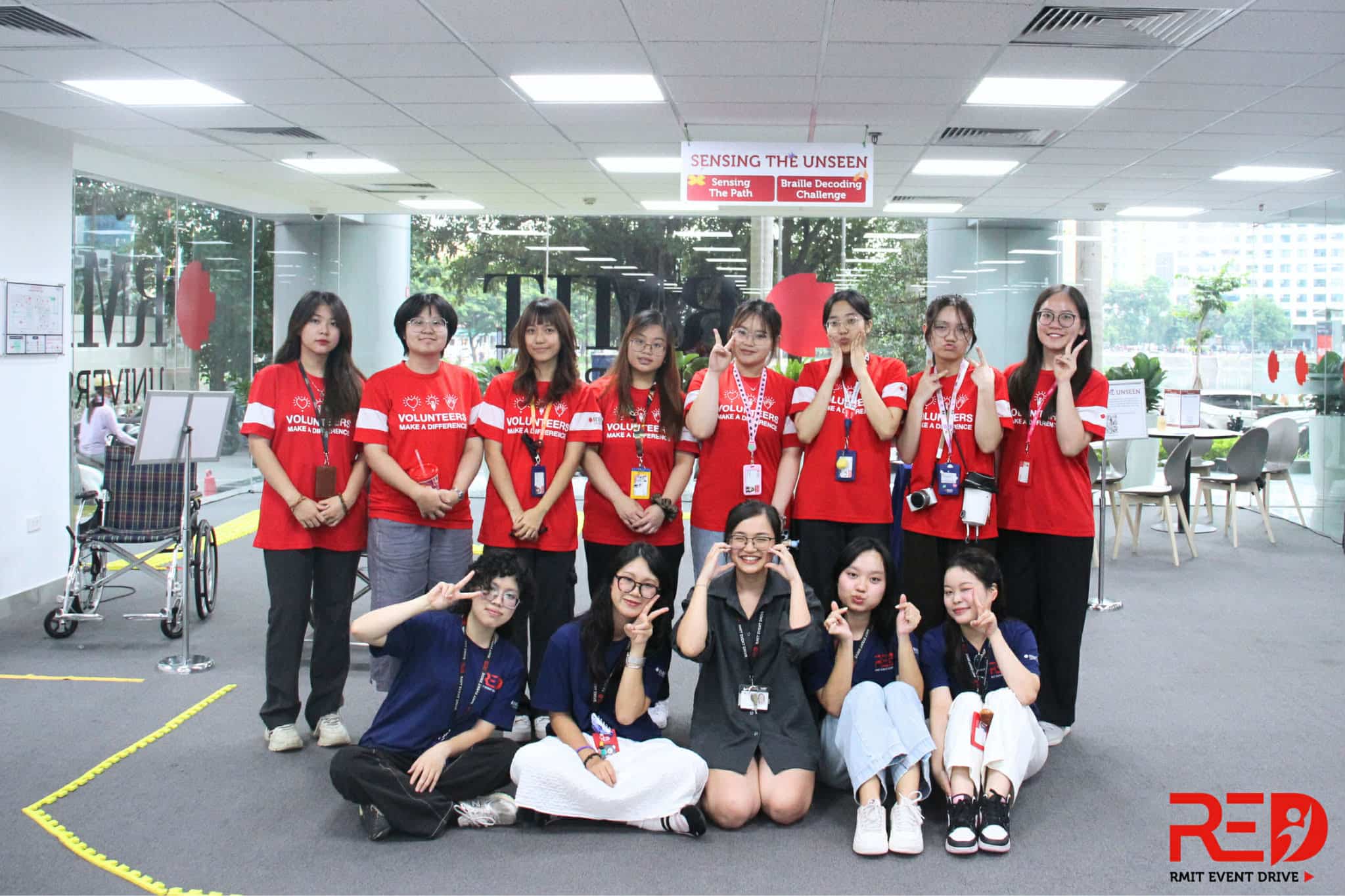 4-group-photo-of-red-volunteers-in-Hanoi
