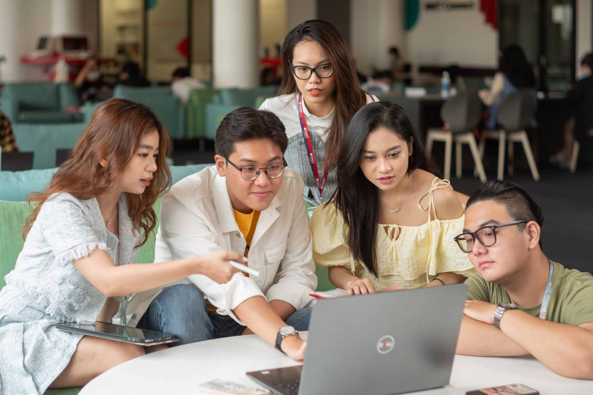 group-of-students-study-in-sgs-campus.png