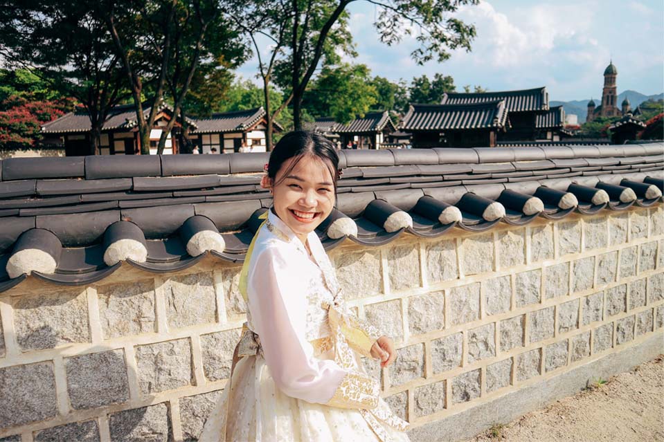 a girl wearing korean traditional costume