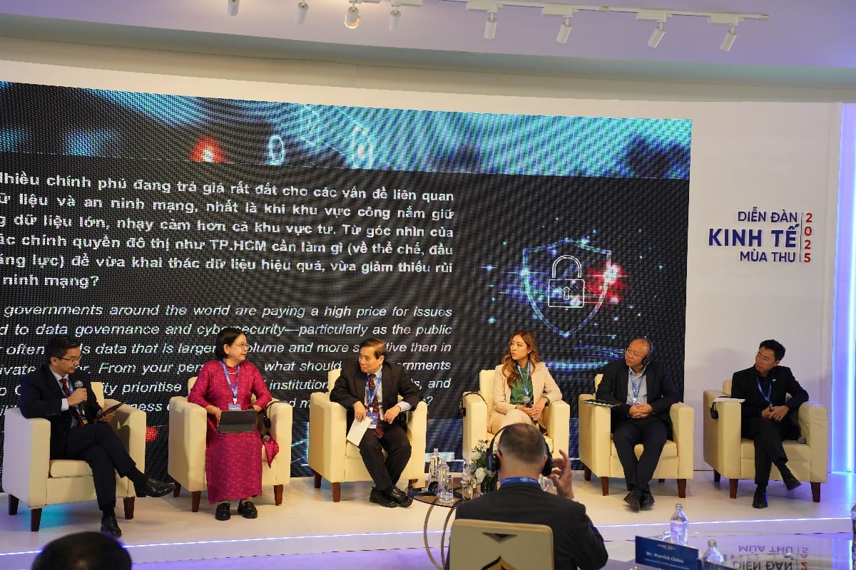 Professor Trung Nguyen moderated the panel discussion in the Autumn Economic Forum 2025