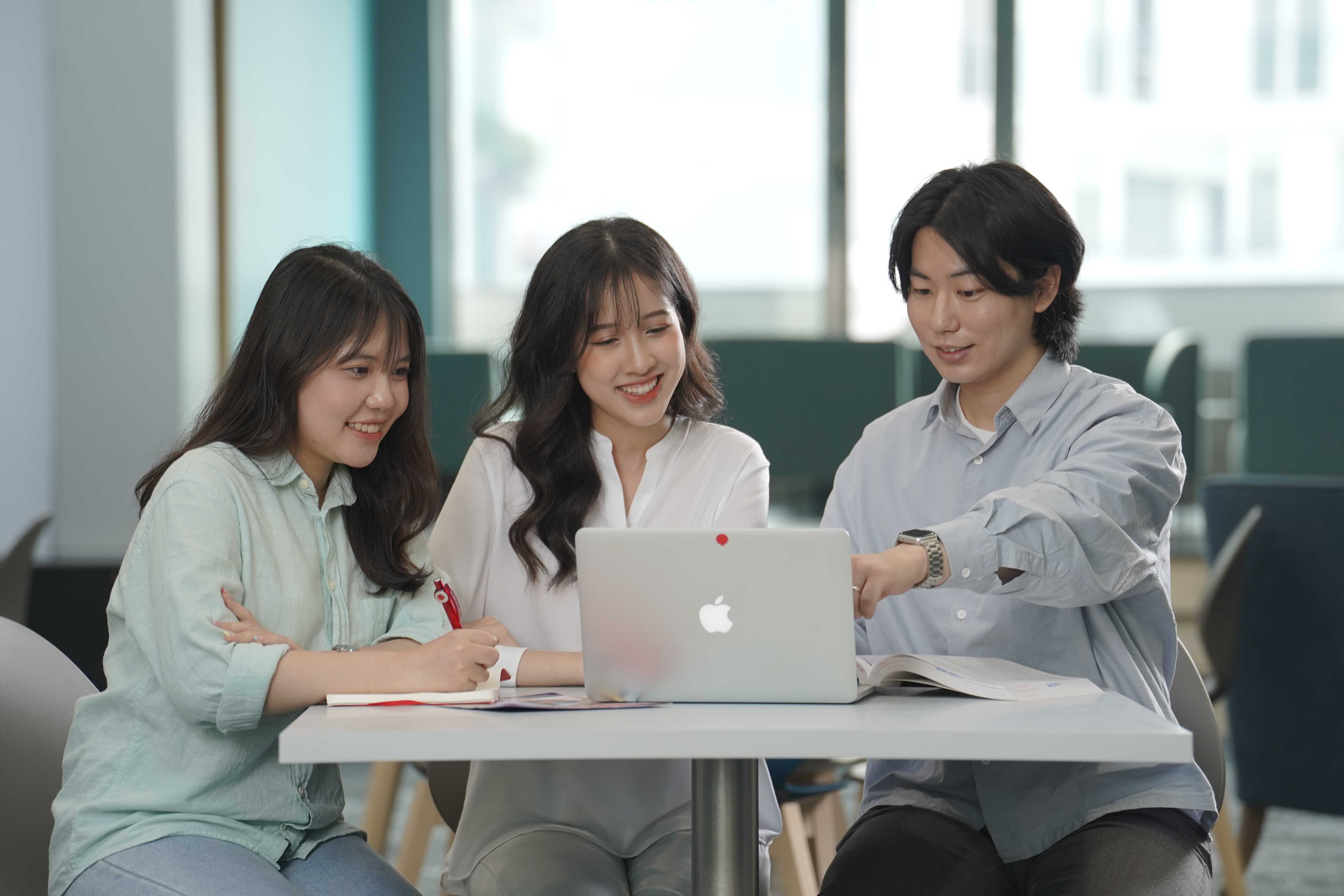 group-of-students-in-hanoi-2022.jpg