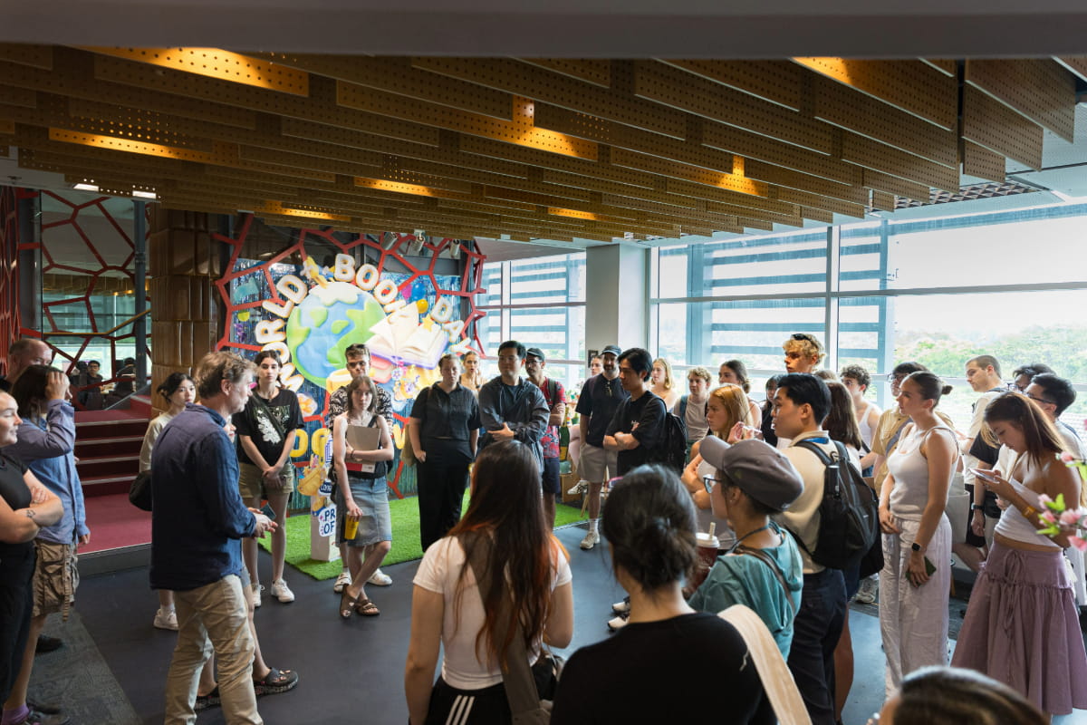 library-news-australian-visit-thumbnail.jpg