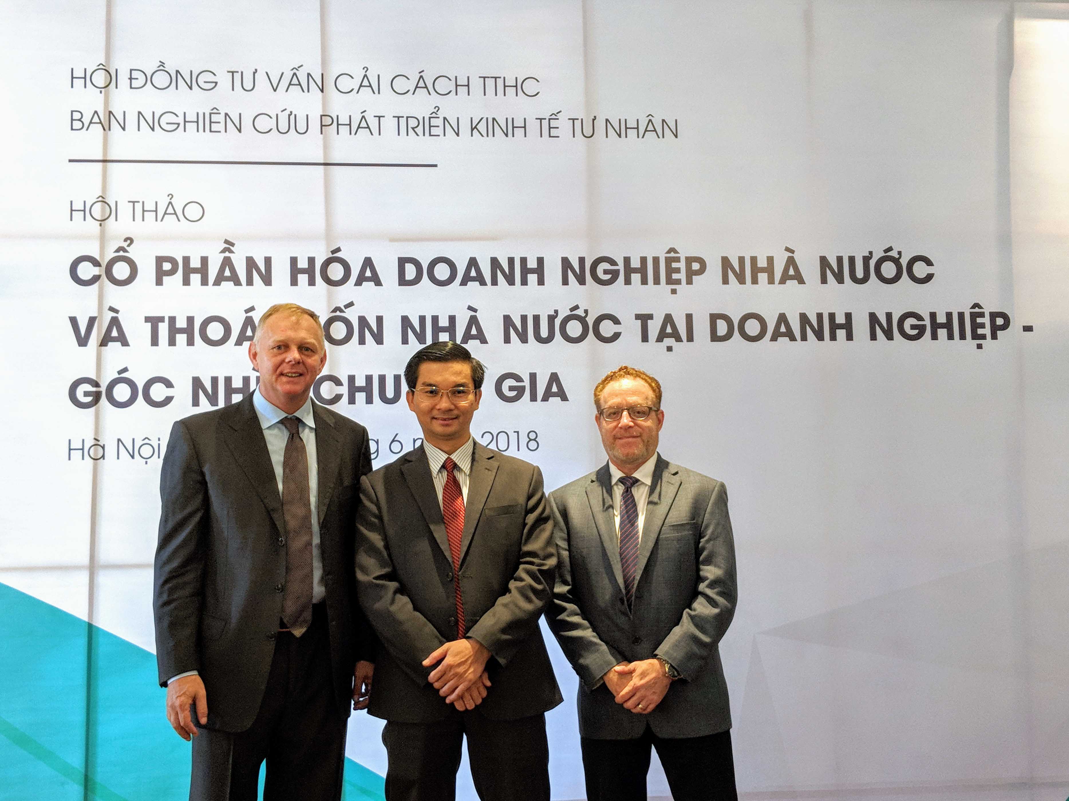 Các nhà nghiên cứu RMIT Việt Nam (từ trái sang phải: Tiến sĩ Burkhard Schrage, Tiến sĩ Nguyễn Quang Trung và Tiến sĩ Victor Kane) vừa kết thúc nghiên cứu chuyên sâu về cổ phần hóa DNNN đang diễn ra ở Việt Nam.