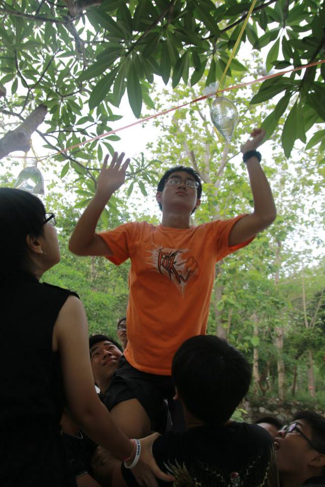 Sinh viên ngành Kinh doanh (Kế toán) Nguyễn Tôn Quang Phú (áo cam) tham gia thử thách “Truy tìm kho báu” và nộp bằng chứng đã tham gia hoạt động cho chương trình Hoàn thiện kỹ năng+.