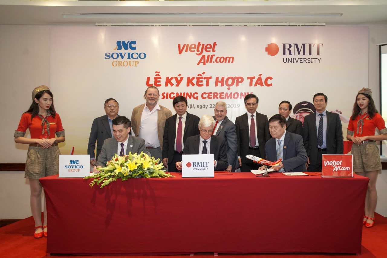 (From left) Mr Pham Khac Dung (Deputy Managing General Director of Sovico Holdings), Professor Peter Coloe (RMIT Pro Vice-Chancellor and Vice-President), Mr Luong The Phuc (Vice President of Vietjet) signing the MoU between RMIT, and Sovico Holdings and Vietjet JSC.