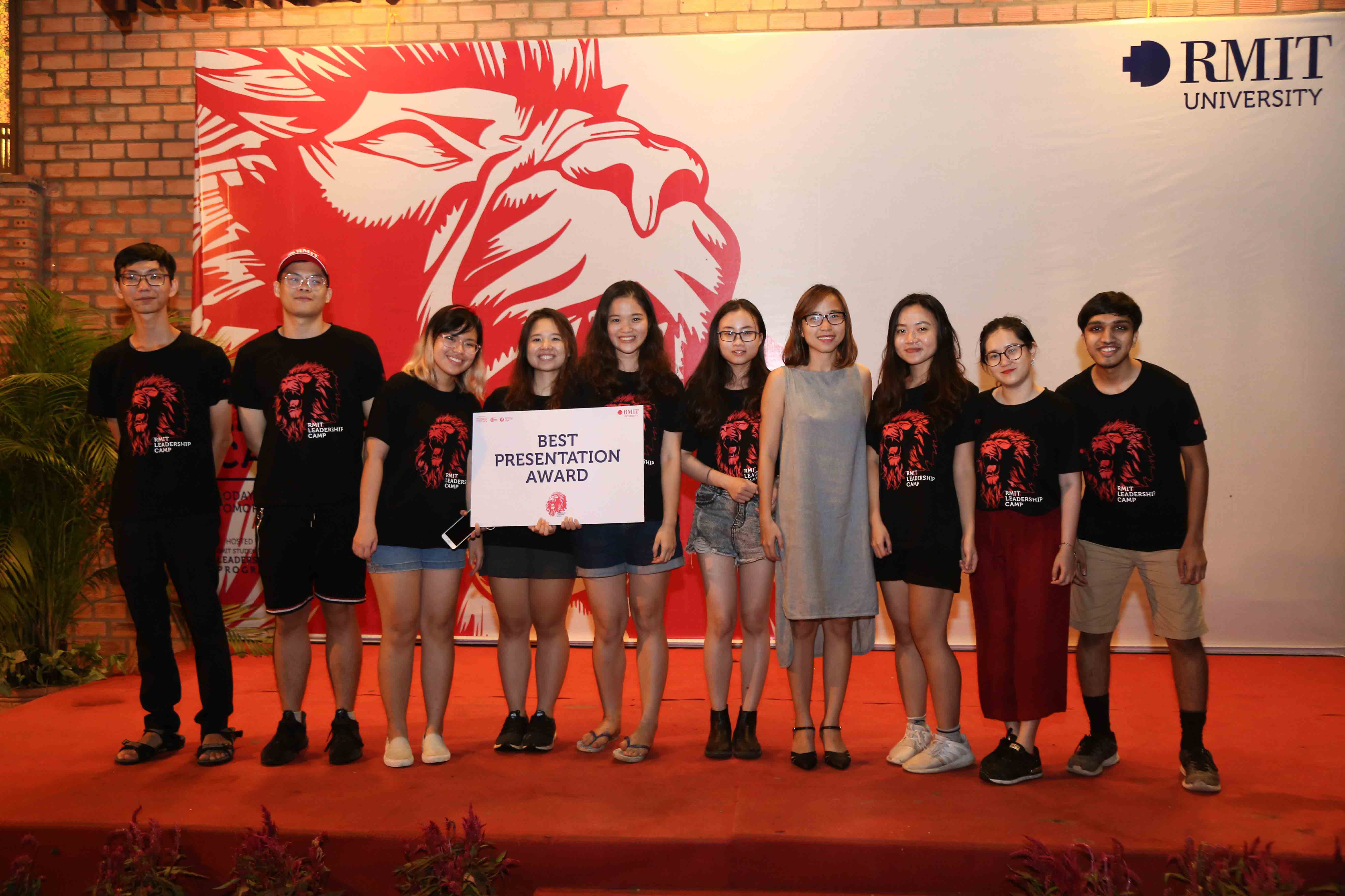 Sinh viên Nguyễn Thanh Thảo (thứ 3 từ phải) cùng nhóm của mình nhận Giải trình bày tốt nhất.