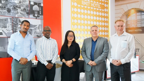 Phó giáo sư Mathews Nkhoma (thứ hai từ trái sang), Trưởng khoa Kinh doanh và Quản trị RMIT Việt Nam, cùng các giảng viên chương trình Quản trị Du lịch và Khách sạn.